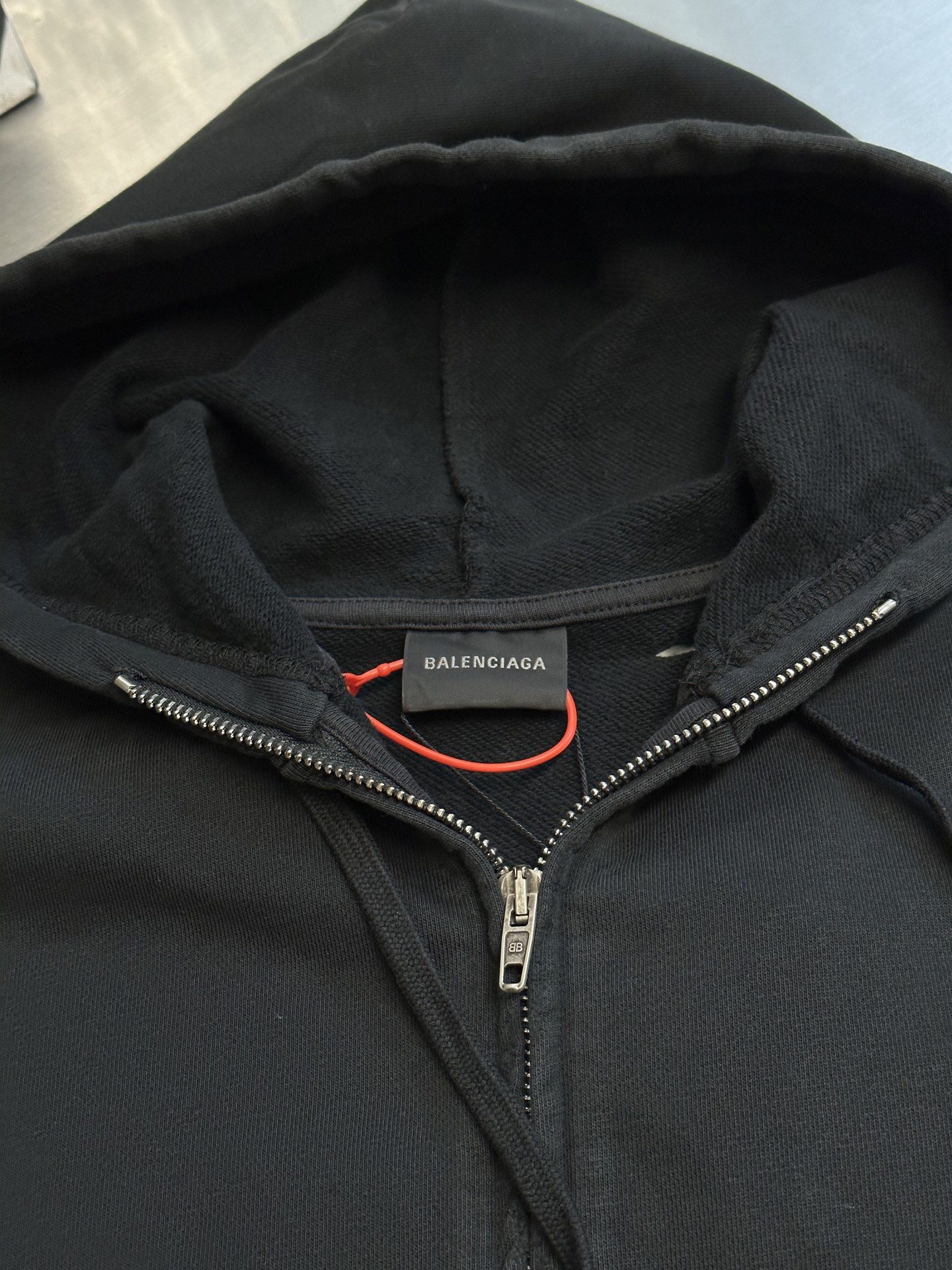 Balenciaga原單男款帽T外套 破壞風街頭感復古設計| 10 Balenciaga原單男款帽T外套 破壞風街頭感復古設計