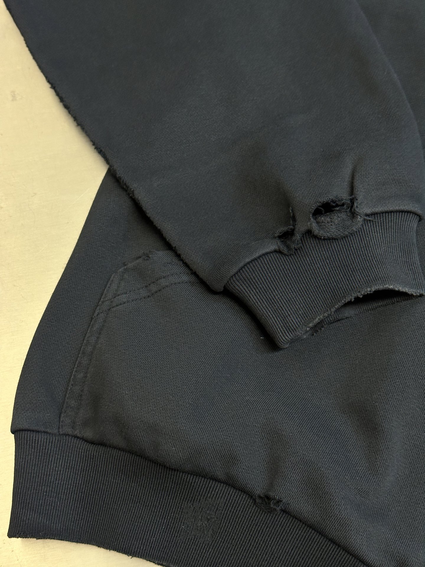 Balenciaga原單男款帽T外套 破壞風街頭感復古設計| 9 Balenciaga原單男款帽T外套 破壞風街頭感復古設計
