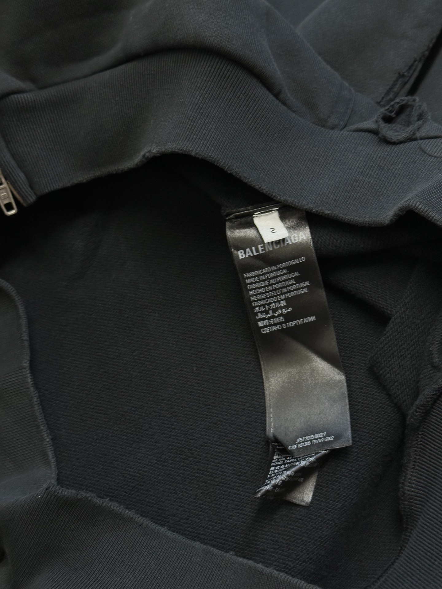 Balenciaga原單男款帽T外套 破壞風街頭感復古設計| 8 Balenciaga原單男款帽T外套 破壞風街頭感復古設計