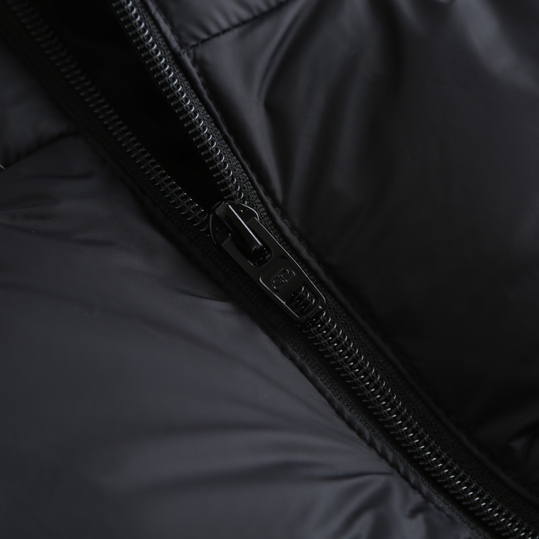 Balenciaga高仿羽絨外套 黑色立領設計男士極簡保暖款| 10 Balenciaga高仿羽絨外套 黑色立領設計男士極簡保暖款