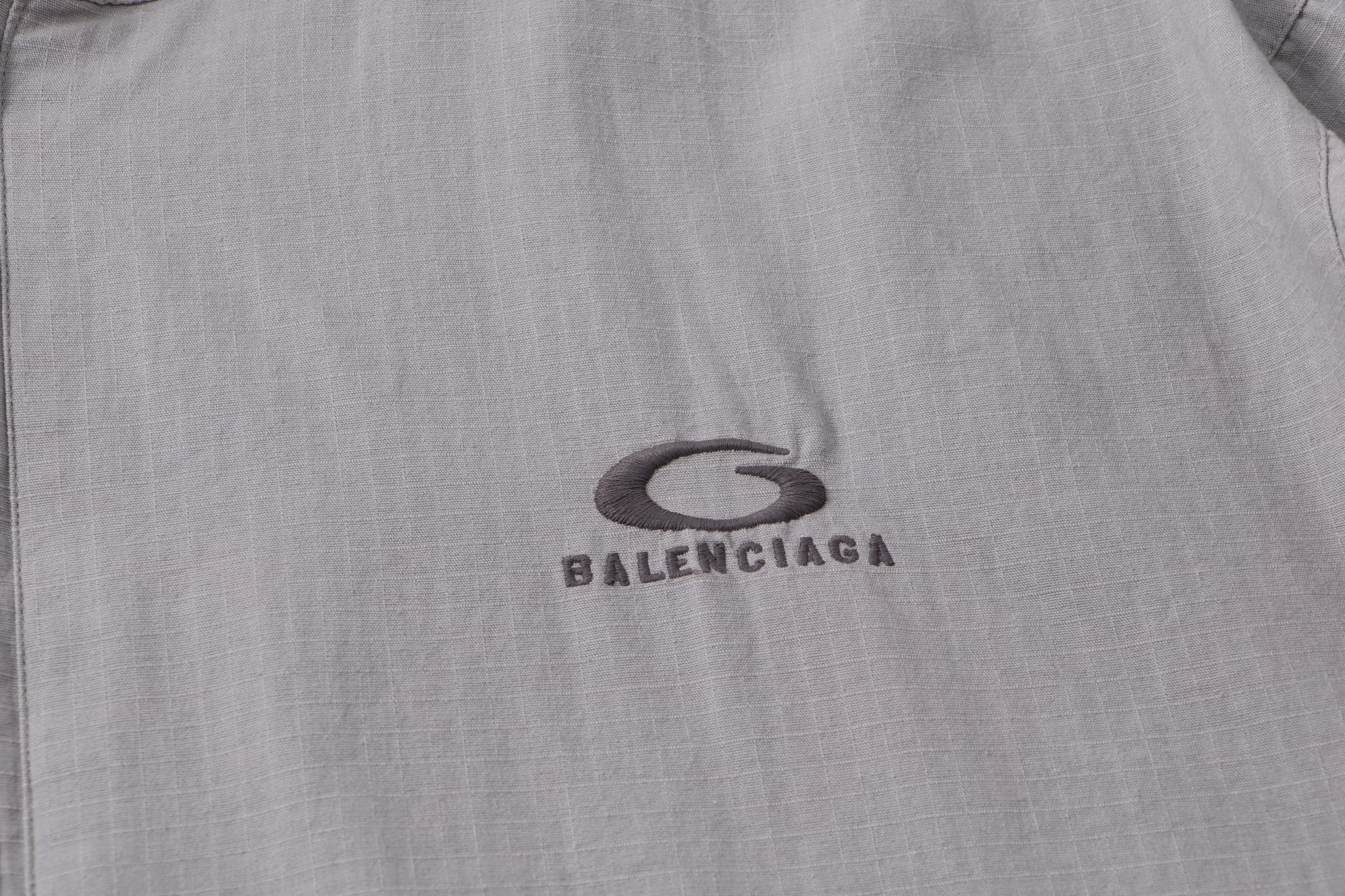 Balenciaga高仿輕薄連帽外套 淺灰防風機能簡約款| 10 Balenciaga高仿輕薄連帽外套 淺灰防風機能簡約款
