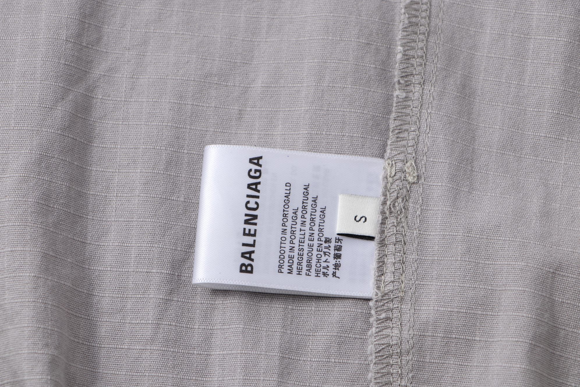 Balenciaga高仿輕薄連帽外套 淺灰防風機能簡約款| 7 Balenciaga高仿輕薄連帽外套 淺灰防風機能簡約款