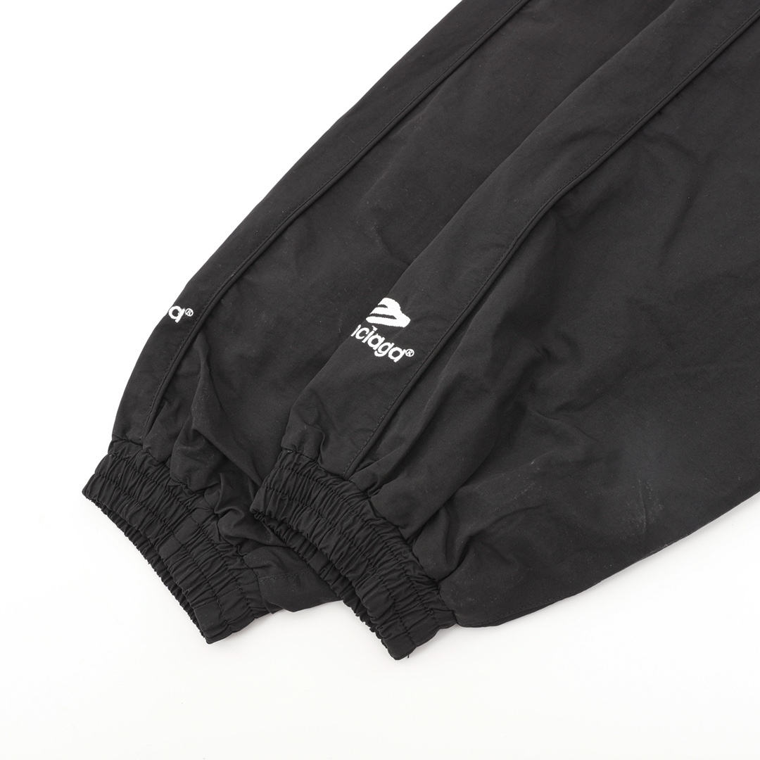 Balenciaga 原單男士黑色徽章外套 運動風立領款 百搭輕機能| 10 Balenciaga 原單男士黑色徽章外套 運動風立領款 百搭輕機能