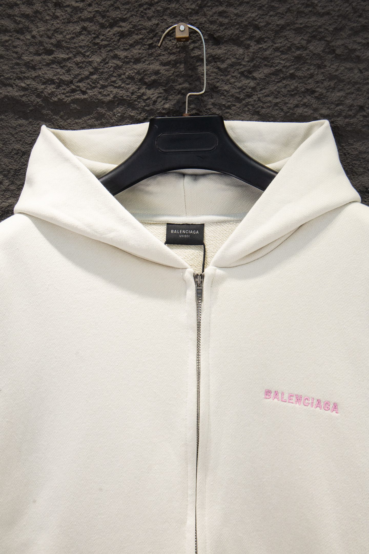 Balenciaga 高仿男女款拉鍊帽外套 奶油白LOGO刺繡設計| 13 Balenciaga 高仿男女款拉鍊帽外套 奶油白LOGO刺繡設計