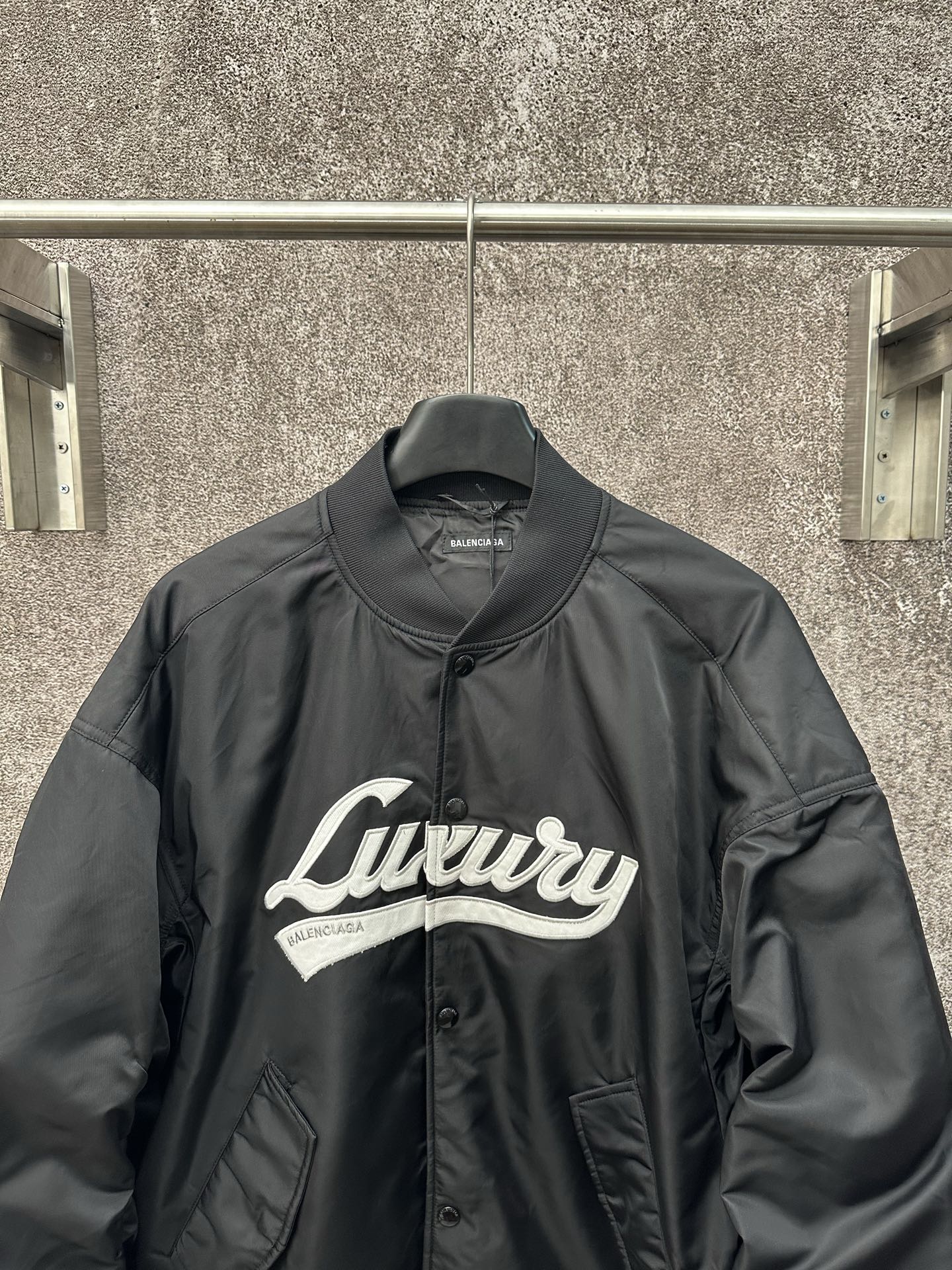Balenciaga 原單男士飛行外套 Luxury立體字樣 輕量棒球風設計| 13 Balenciaga 原單男士飛行外套 Luxury立體字樣 輕量棒球風設計