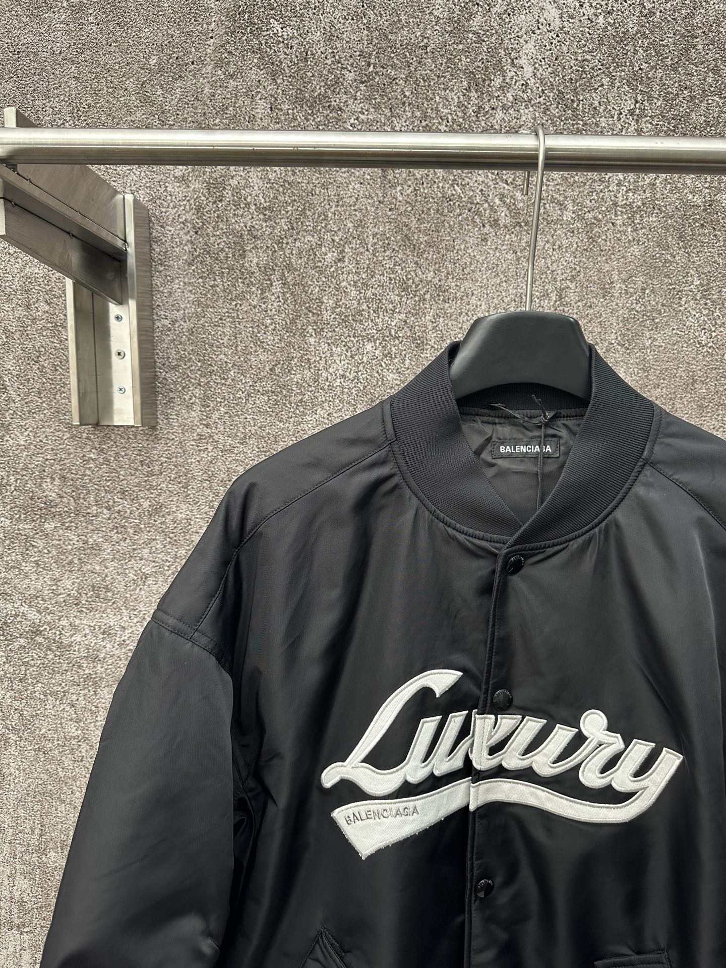 Balenciaga 原單男士飛行外套 Luxury立體字樣 輕量棒球風設計| 11 Balenciaga 原單男士飛行外套 Luxury立體字樣 輕量棒球風設計