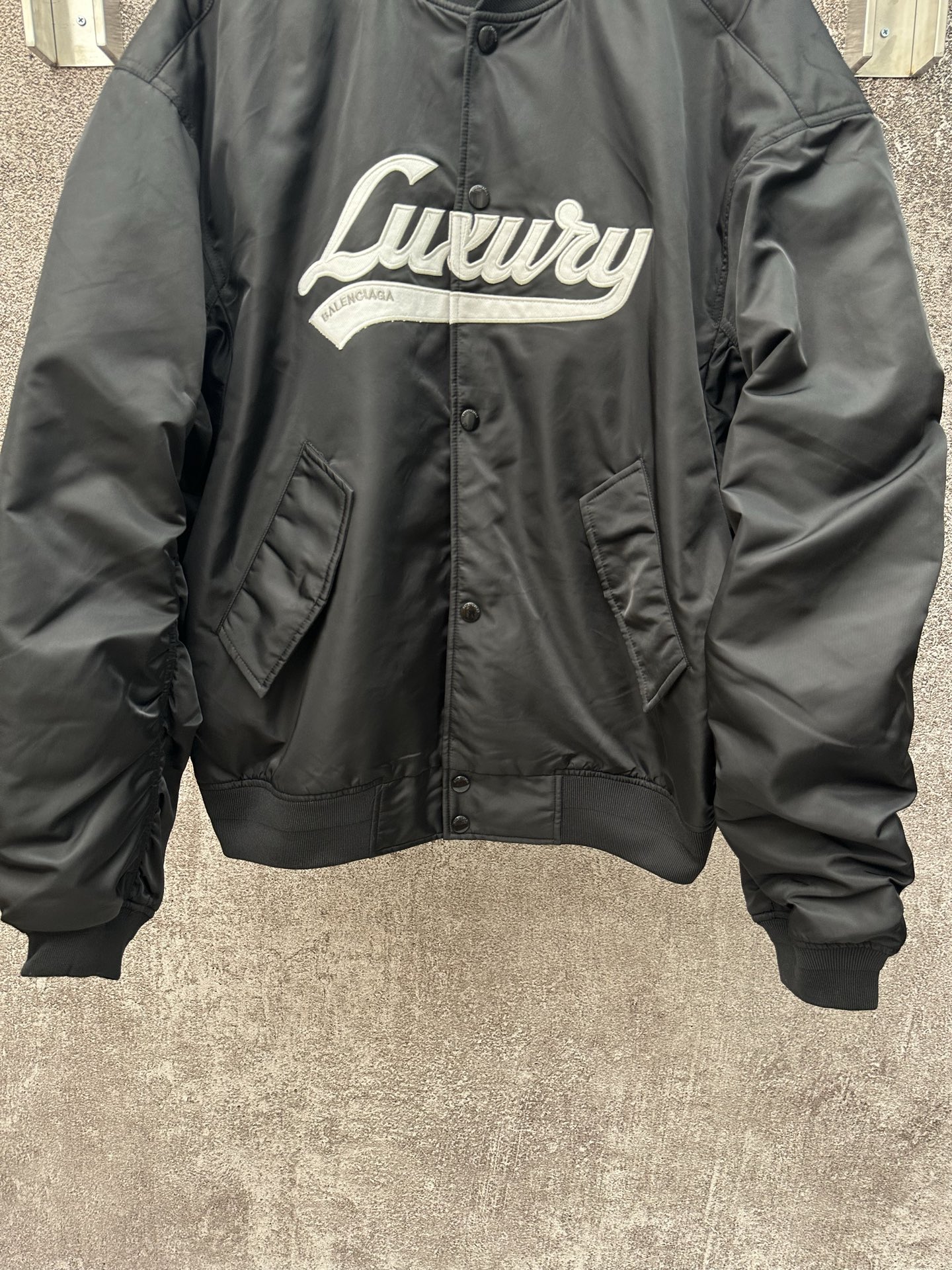 Balenciaga 原單男士飛行外套 Luxury立體字樣 輕量棒球風設計| 10 Balenciaga 原單男士飛行外套 Luxury立體字樣 輕量棒球風設計