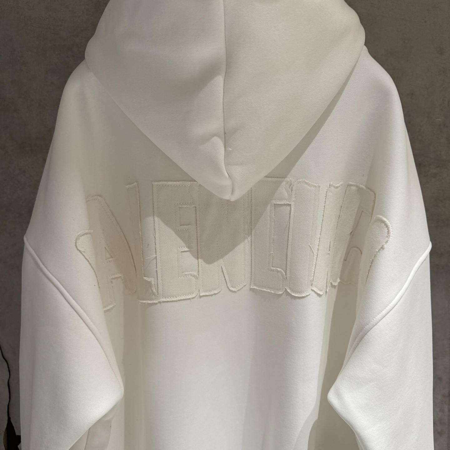 Balenciaga高仿男士連帽外套 純白簡約刺繡風日系極簡設計| 10 Balenciaga高仿男士連帽外套 純白簡約刺繡風日系極簡設計