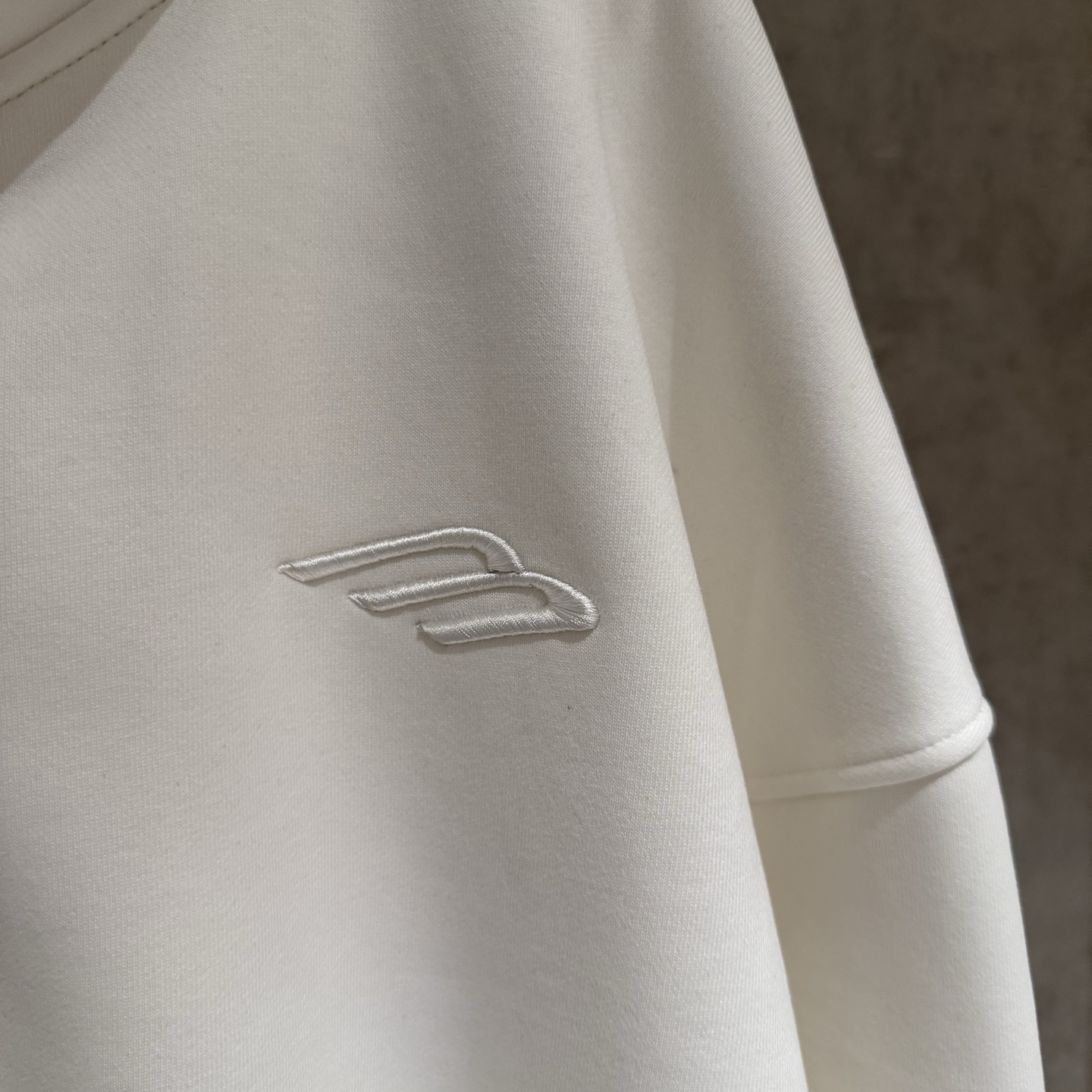 Balenciaga高仿男士連帽外套 純白簡約刺繡風日系極簡設計| 9 Balenciaga高仿男士連帽外套 純白簡約刺繡風日系極簡設計