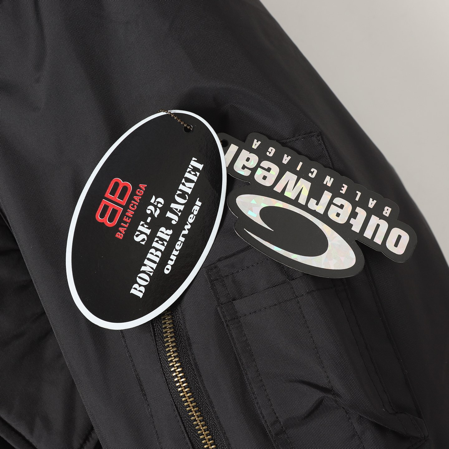 Balenciaga 高仿男士黑色飛行外套 繡章設計潮流質感爆棚| 11 Balenciaga 高仿男士黑色飛行外套 繡章設計潮流質感爆棚