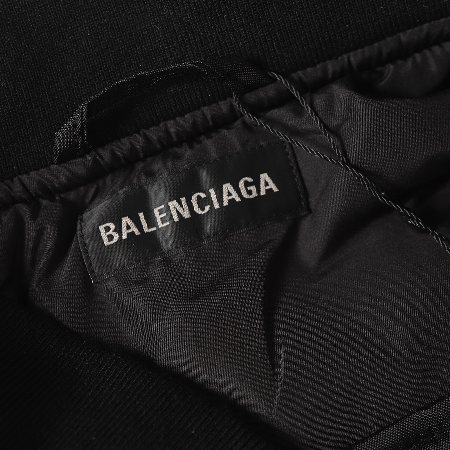 Balenciaga 高仿男士黑色飛行外套 繡章設計潮流質感爆棚| 9 Balenciaga 高仿男士黑色飛行外套 繡章設計潮流質感爆棚