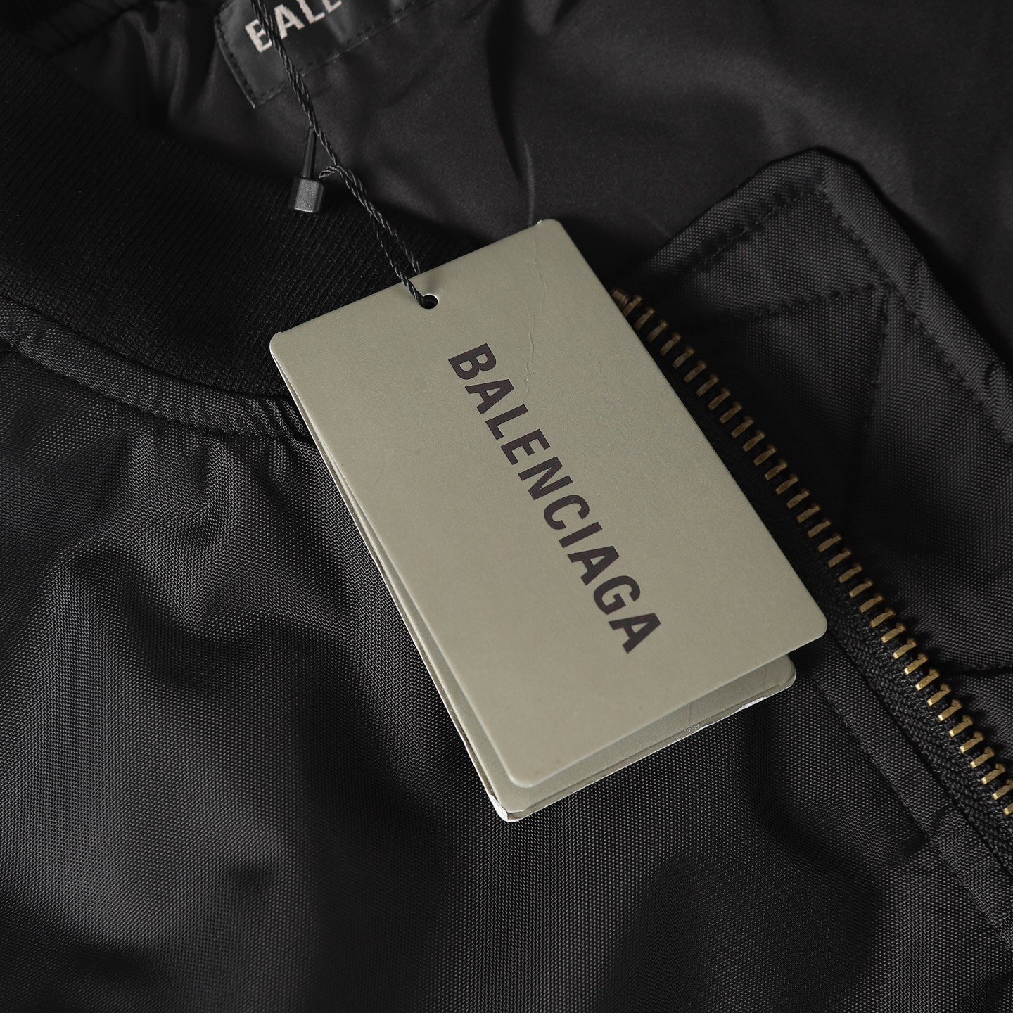 Balenciaga 高仿男士黑色飛行外套 繡章設計潮流質感爆棚| 8 Balenciaga 高仿男士黑色飛行外套 繡章設計潮流質感爆棚