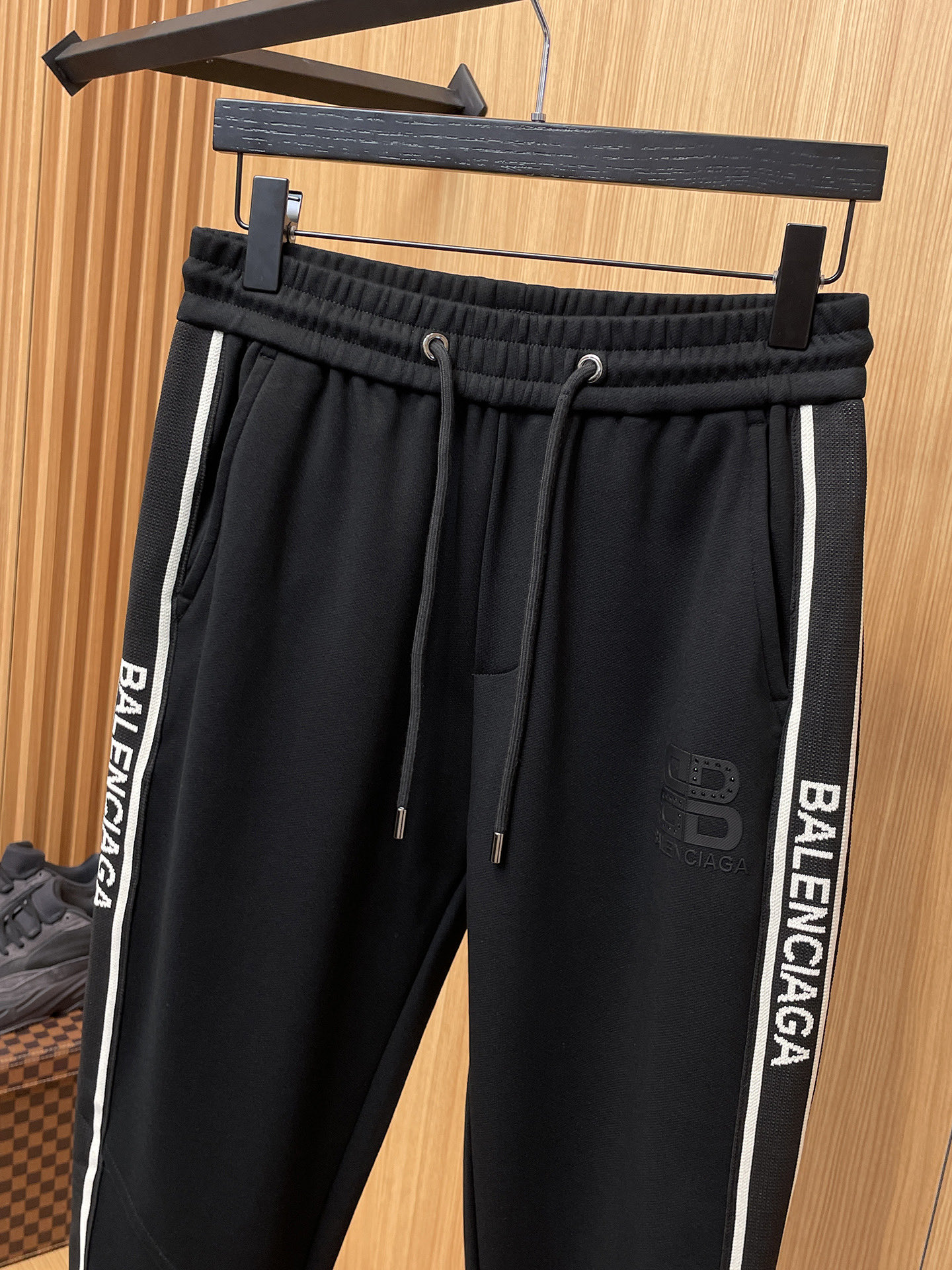 Balenciaga 高仿男士運動褲 側邊拉鍊條紋標誌款 彈性收口褲腳| 11 Balenciaga 高仿男士運動褲 側邊拉鍊條紋標誌款 彈性收口褲腳