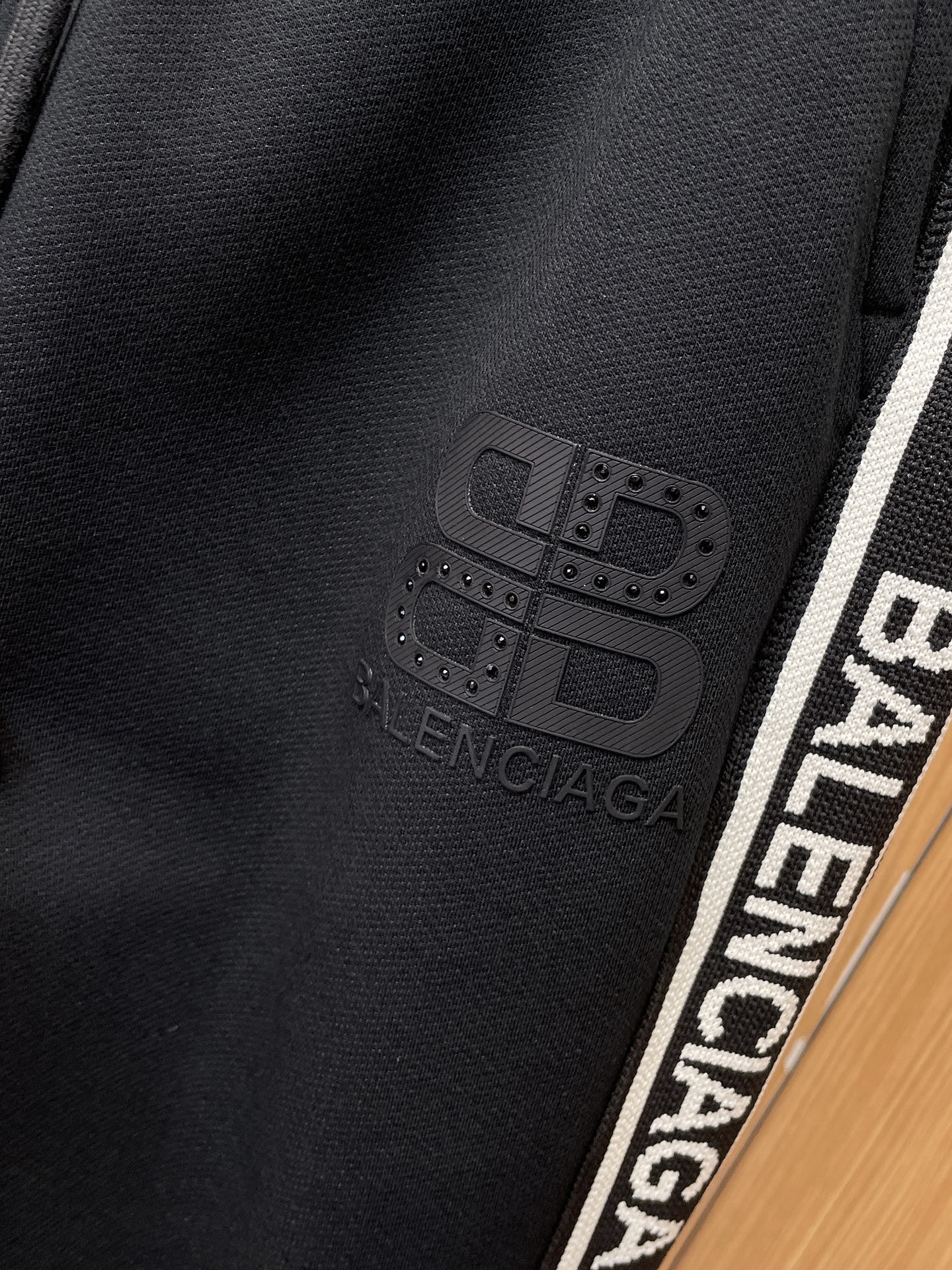 Balenciaga 高仿男士運動褲 側邊拉鍊條紋標誌款 彈性收口褲腳| 8 Balenciaga 高仿男士運動褲 側邊拉鍊條紋標誌款 彈性收口褲腳