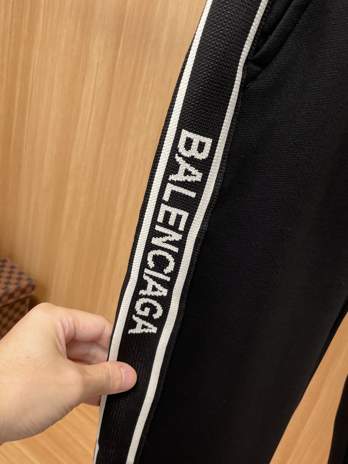 Balenciaga 高仿男士運動褲 側邊拉鍊條紋標誌款 彈性收口褲腳| 7 Balenciaga 高仿男士運動褲 側邊拉鍊條紋標誌款 彈性收口褲腳