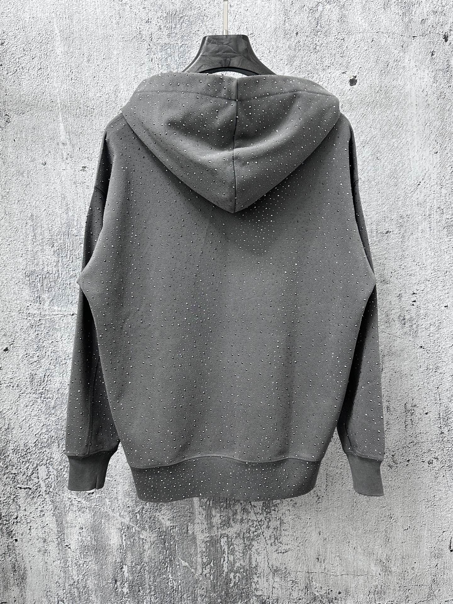 Balenciaga高仿男士連帽衛衣灰色款 滿版水鑽設計質感升級| 11 Balenciaga高仿男士連帽衛衣灰色款 滿版水鑽設計質感升級