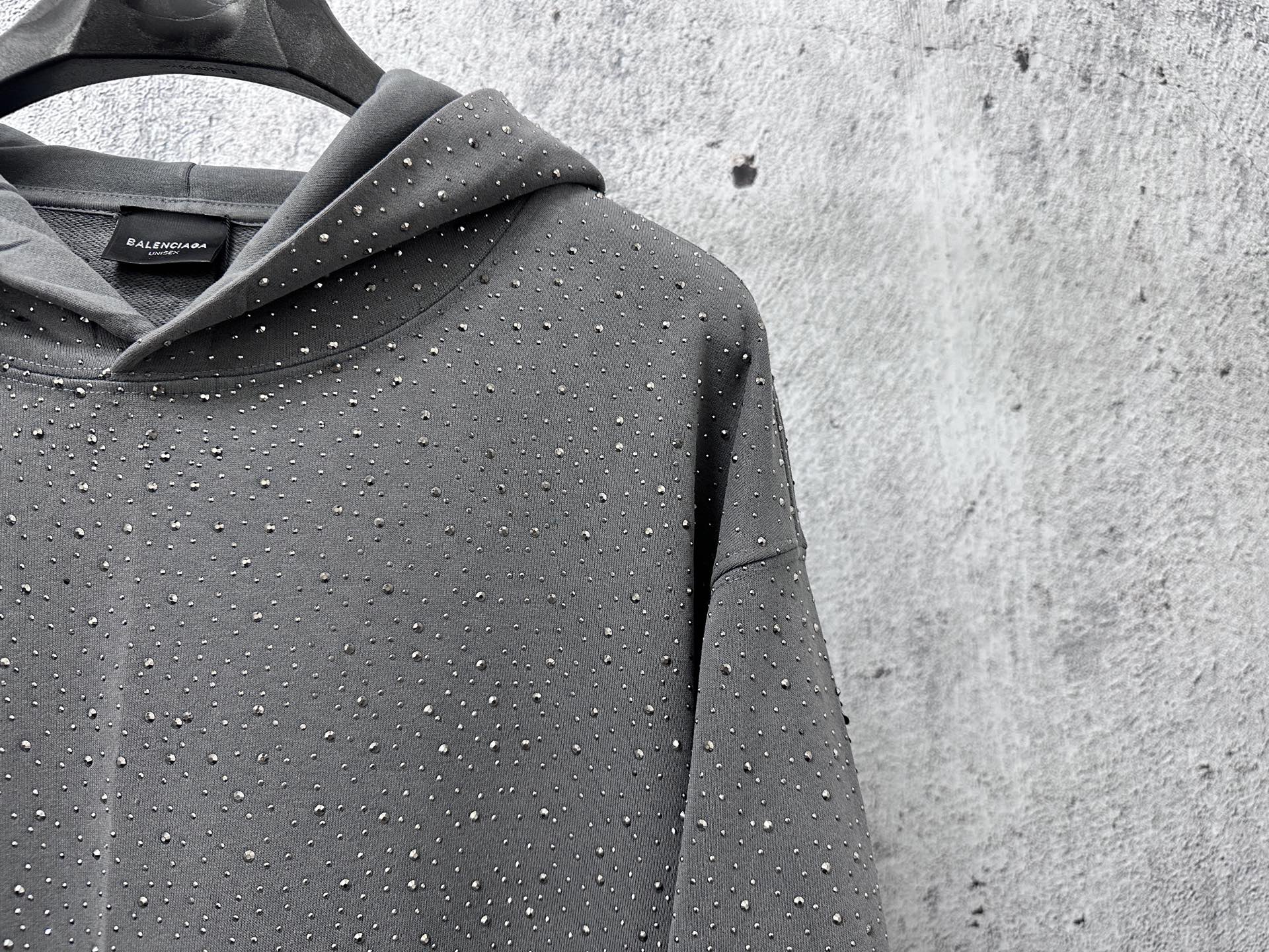 Balenciaga高仿男士連帽衛衣灰色款 滿版水鑽設計質感升級| 10 Balenciaga高仿男士連帽衛衣灰色款 滿版水鑽設計質感升級