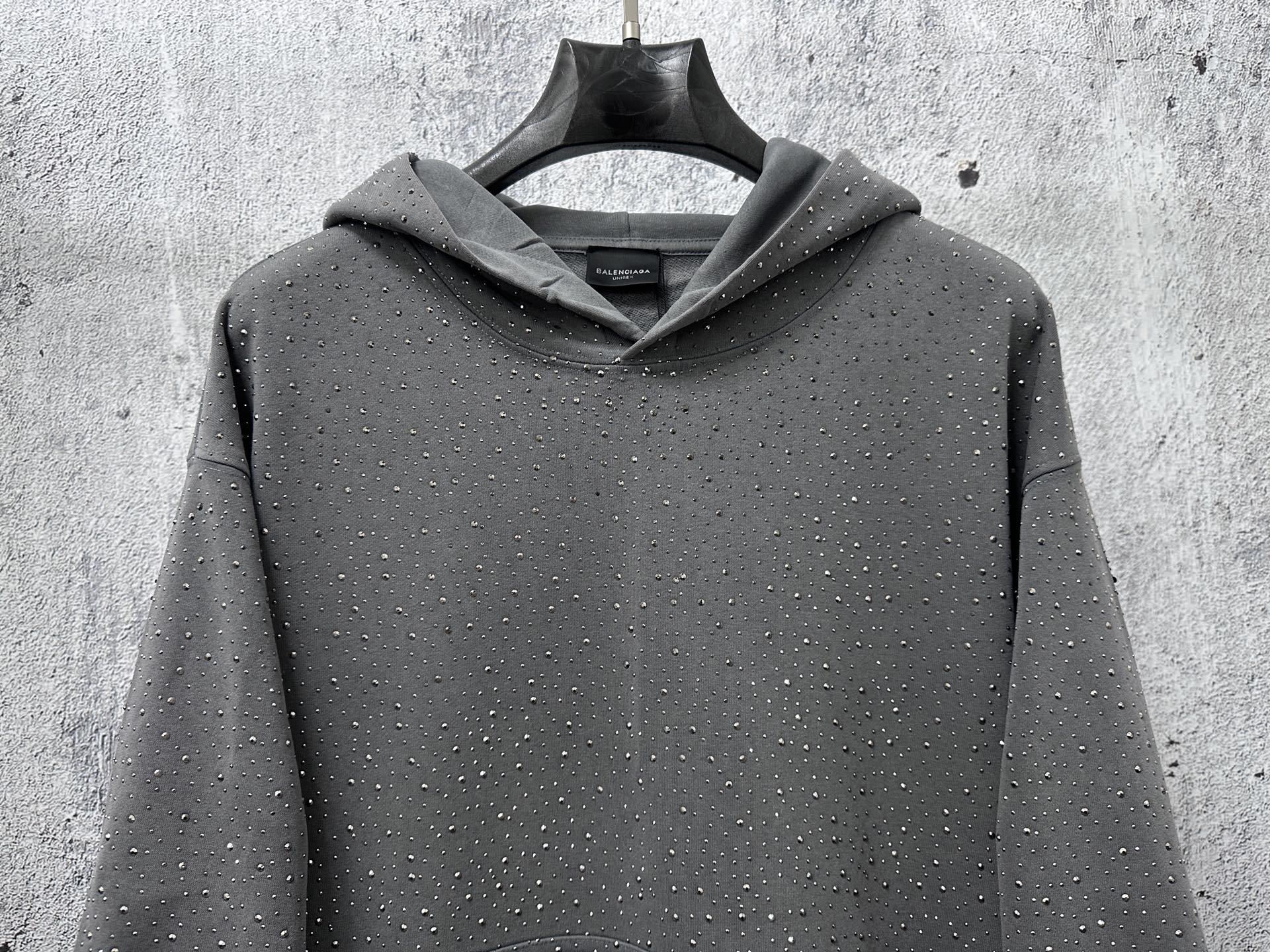 Balenciaga高仿男士連帽衛衣灰色款 滿版水鑽設計質感升級| 8 Balenciaga高仿男士連帽衛衣灰色款 滿版水鑽設計質感升級