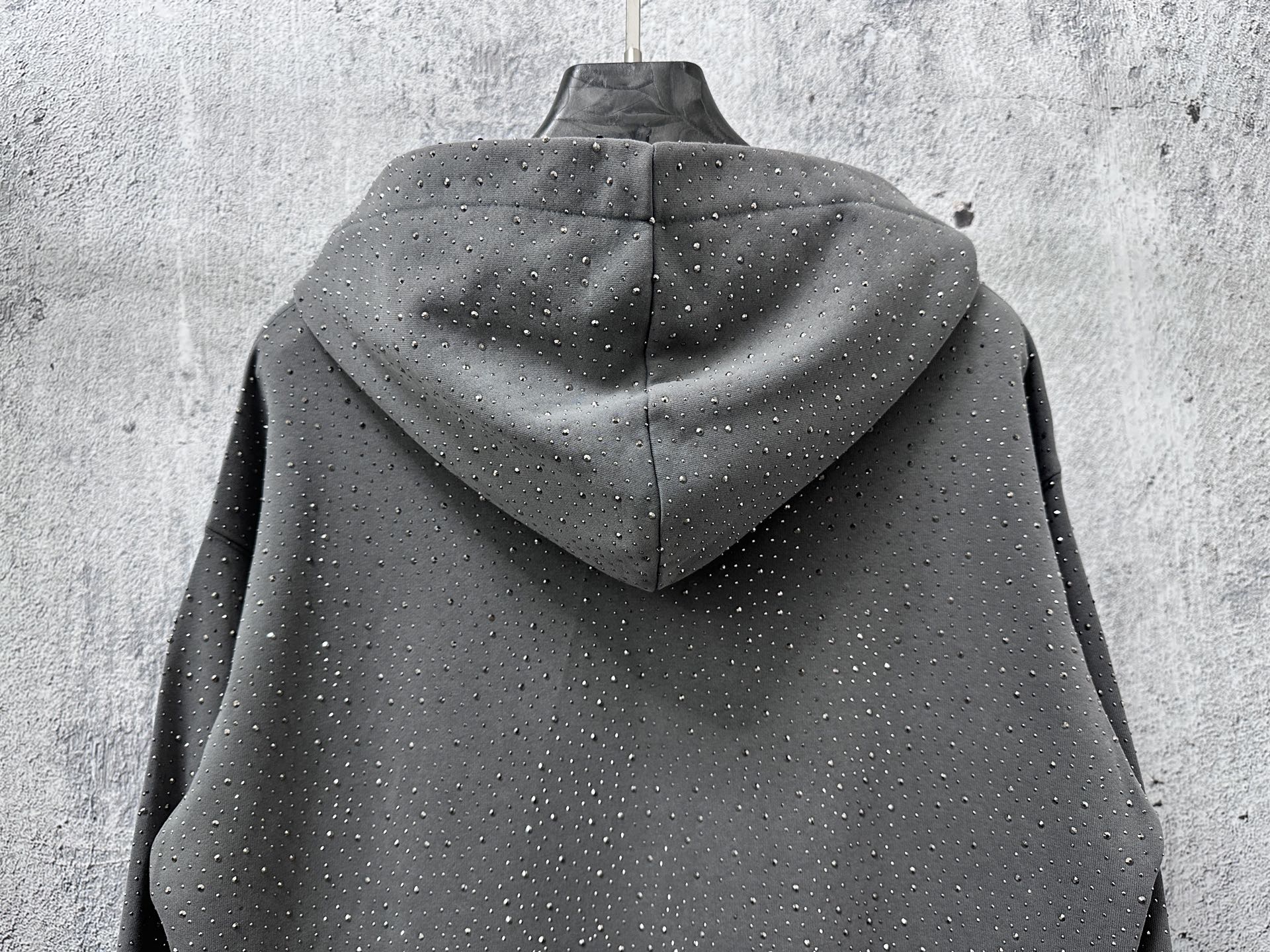 Balenciaga高仿男士連帽衛衣灰色款 滿版水鑽設計質感升級| 7 Balenciaga高仿男士連帽衛衣灰色款 滿版水鑽設計質感升級