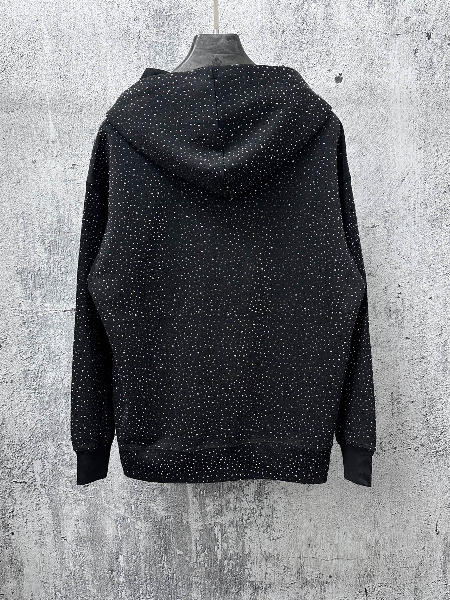 Balenciaga高仿男款連帽上衣黑色水鑽版 潮流亮點必備單品| 14 Balenciaga高仿男款連帽上衣黑色水鑽版 潮流亮點必備單品