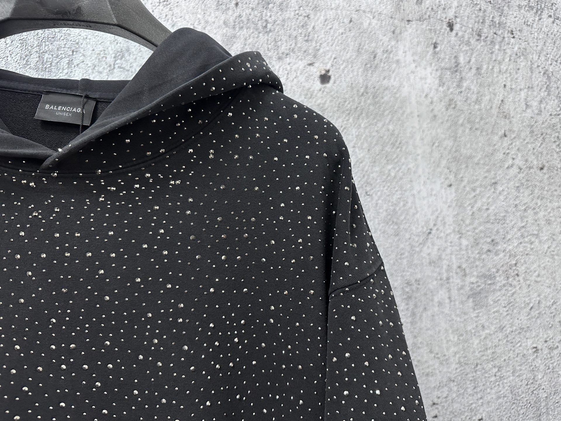 Balenciaga高仿男款連帽上衣黑色水鑽版 潮流亮點必備單品| 13 Balenciaga高仿男款連帽上衣黑色水鑽版 潮流亮點必備單品