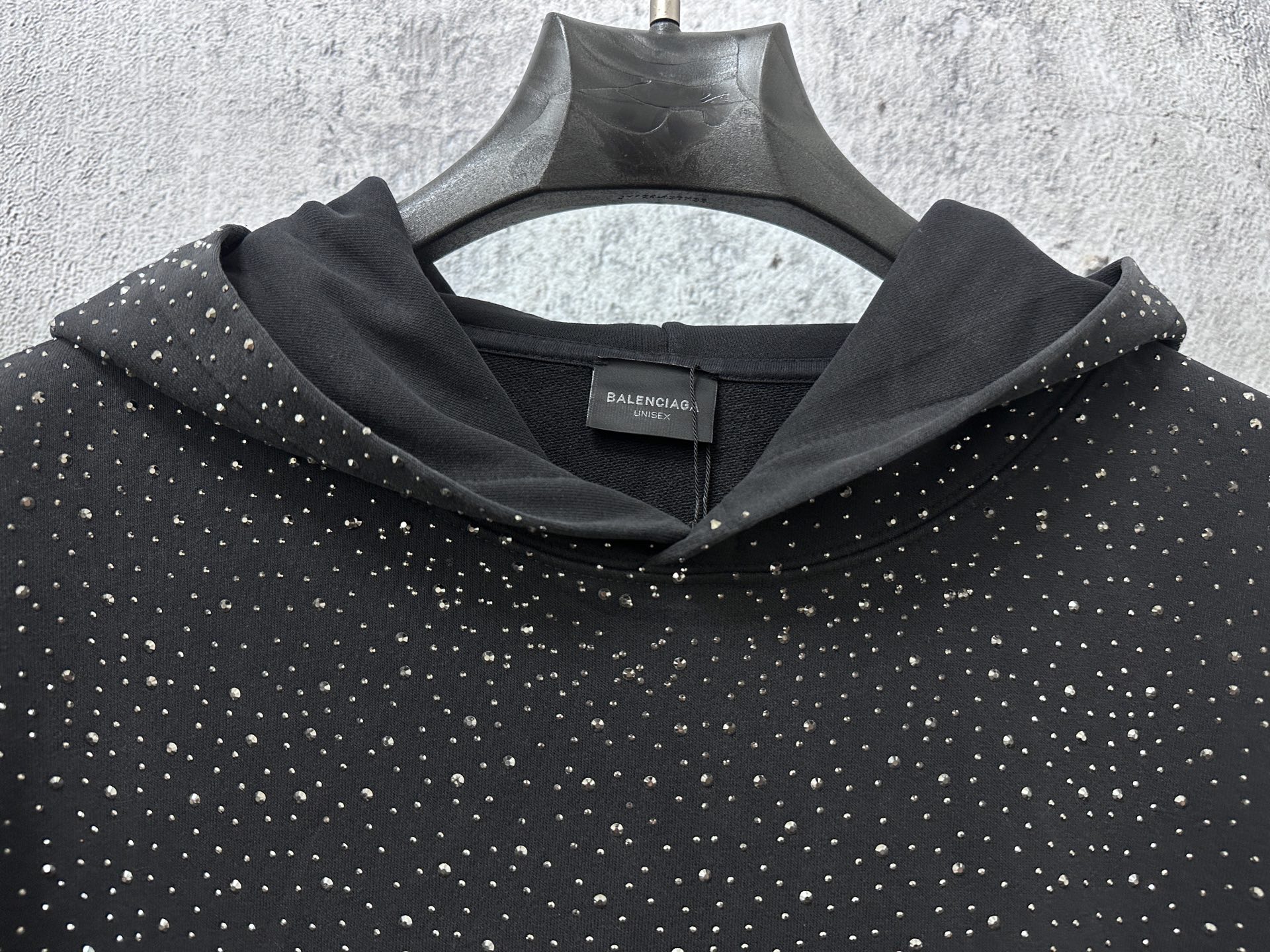 Balenciaga高仿男款連帽上衣黑色水鑽版 潮流亮點必備單品| 12 Balenciaga高仿男款連帽上衣黑色水鑽版 潮流亮點必備單品