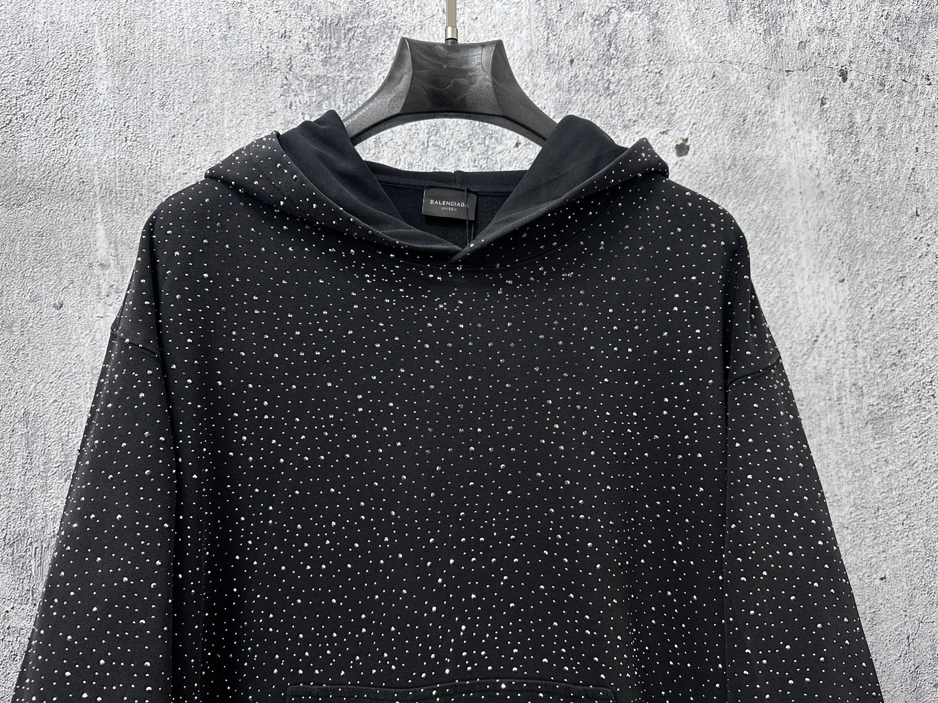 Balenciaga高仿男款連帽上衣黑色水鑽版 潮流亮點必備單品| 11 Balenciaga高仿男款連帽上衣黑色水鑽版 潮流亮點必備單品