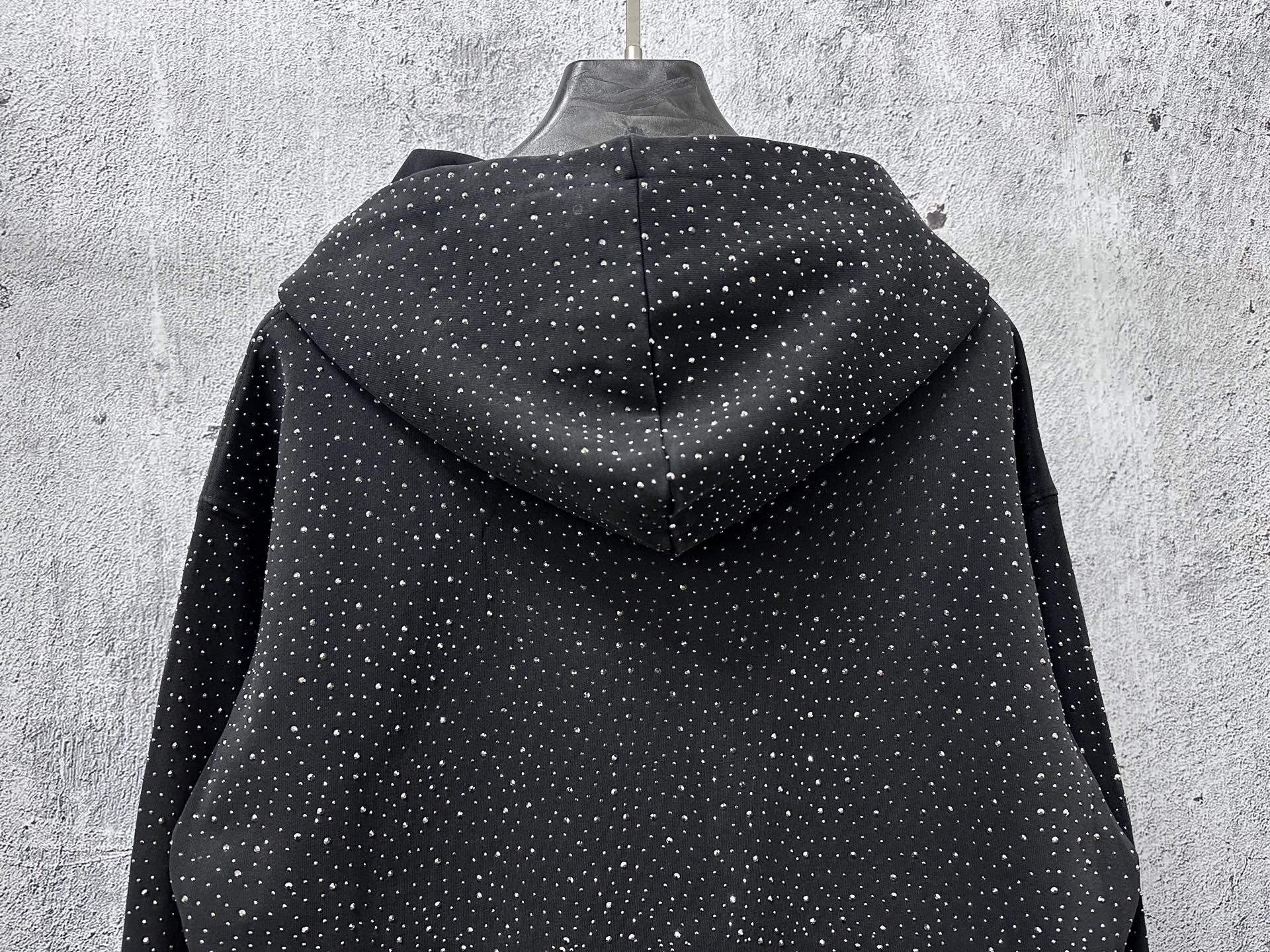Balenciaga高仿男款連帽上衣黑色水鑽版 潮流亮點必備單品| 10 Balenciaga高仿男款連帽上衣黑色水鑽版 潮流亮點必備單品
