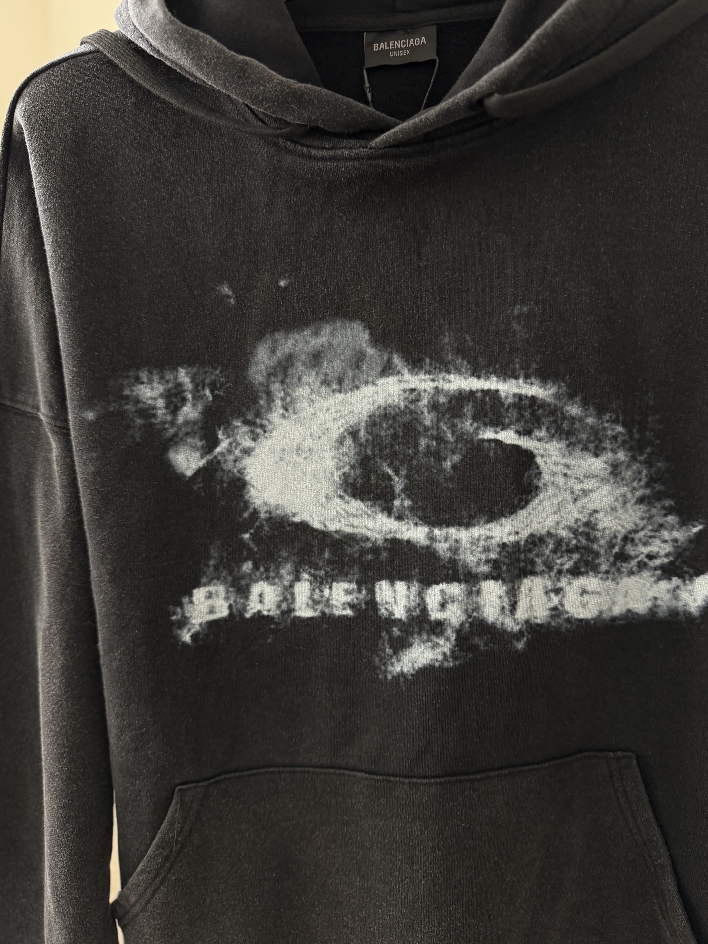 Balenciaga一比一男士帽T 奶油刷白印花寬鬆版 潮感街頭風格| 9 Balenciaga一比一男士帽T 奶油刷白印花寬鬆版 潮感街頭風格