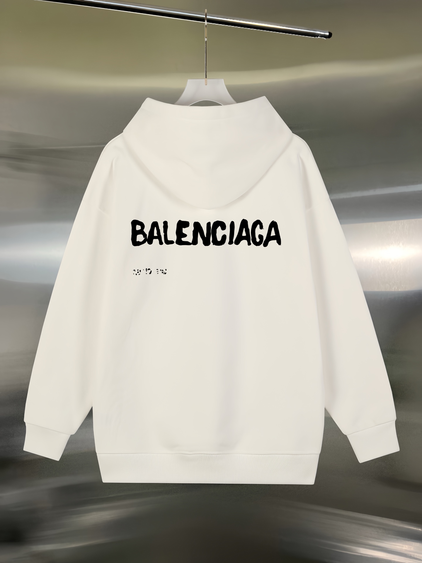 Balenciaga高仿白色連帽衛衣 不規則點狀字母設計潮感滿分| 10 Balenciaga高仿白色連帽衛衣 不規則點狀字母設計潮感滿分