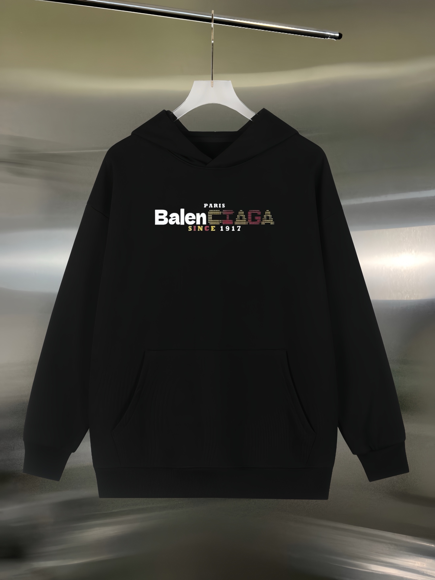 Balenciaga高仿黑色帽T 橢圓logo圖騰設計款 潮感百搭單品| 11 Balenciaga高仿黑色帽T 橢圓logo圖騰設計款 潮感百搭單品