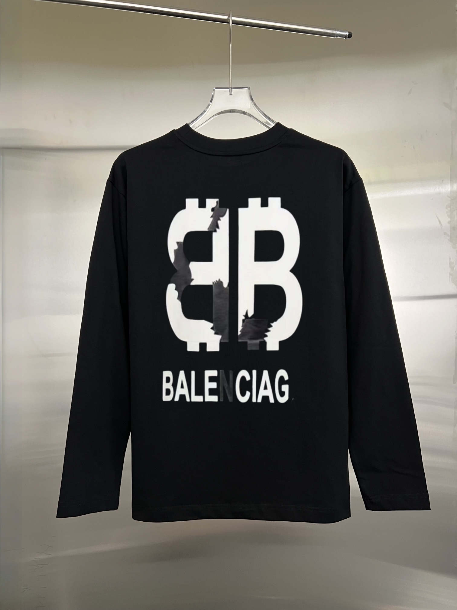 Balenciaga高仿長袖T恤男款 黑色破碎字母LOGO設計簡約有型| 13 Balenciaga高仿長袖T恤男款 黑色破碎字母LOGO設計簡約有型