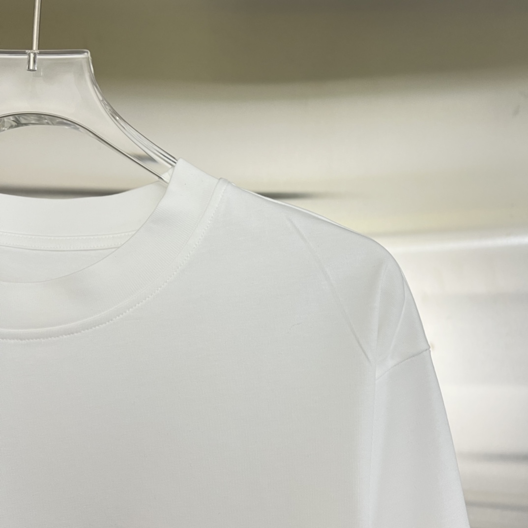 Balenciaga高仿長袖T恤 白色圓形標誌設計 潮感滿分百搭單品| 10 Balenciaga高仿長袖T恤 白色圓形標誌設計 潮感滿分百搭單品