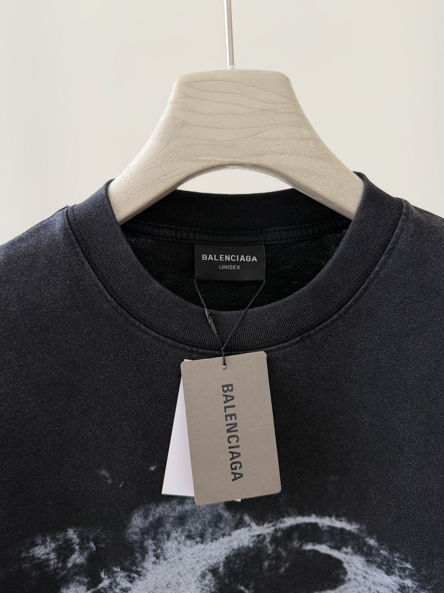 Balenciaga高仿男士短袖T恤黑底眼球圖案做舊設計款| 10 Balenciaga高仿男士短袖T恤黑底眼球圖案做舊設計款