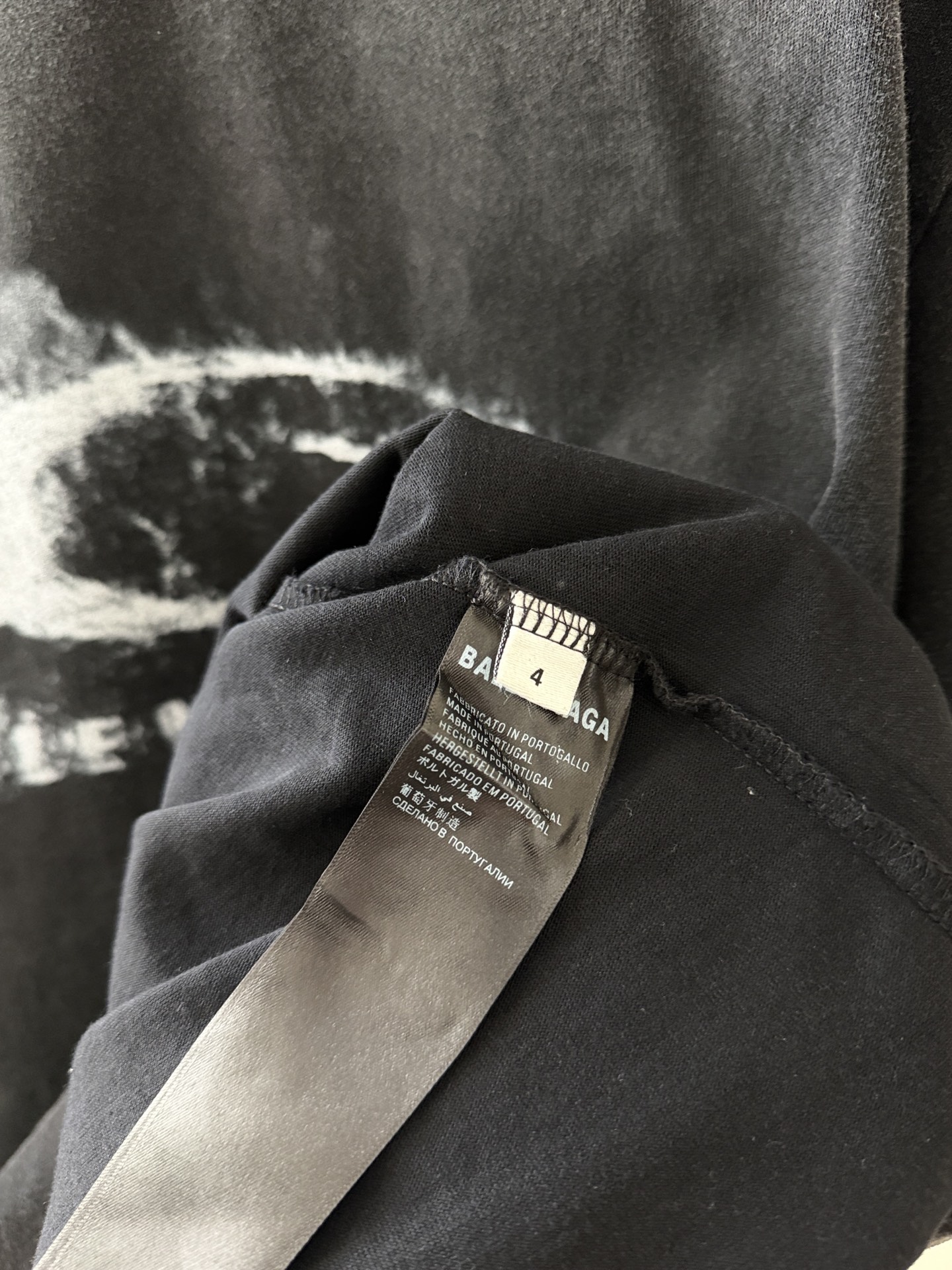 Balenciaga高仿男士短袖T恤黑底眼球圖案做舊設計款| 8 Balenciaga高仿男士短袖T恤黑底眼球圖案做舊設計款
