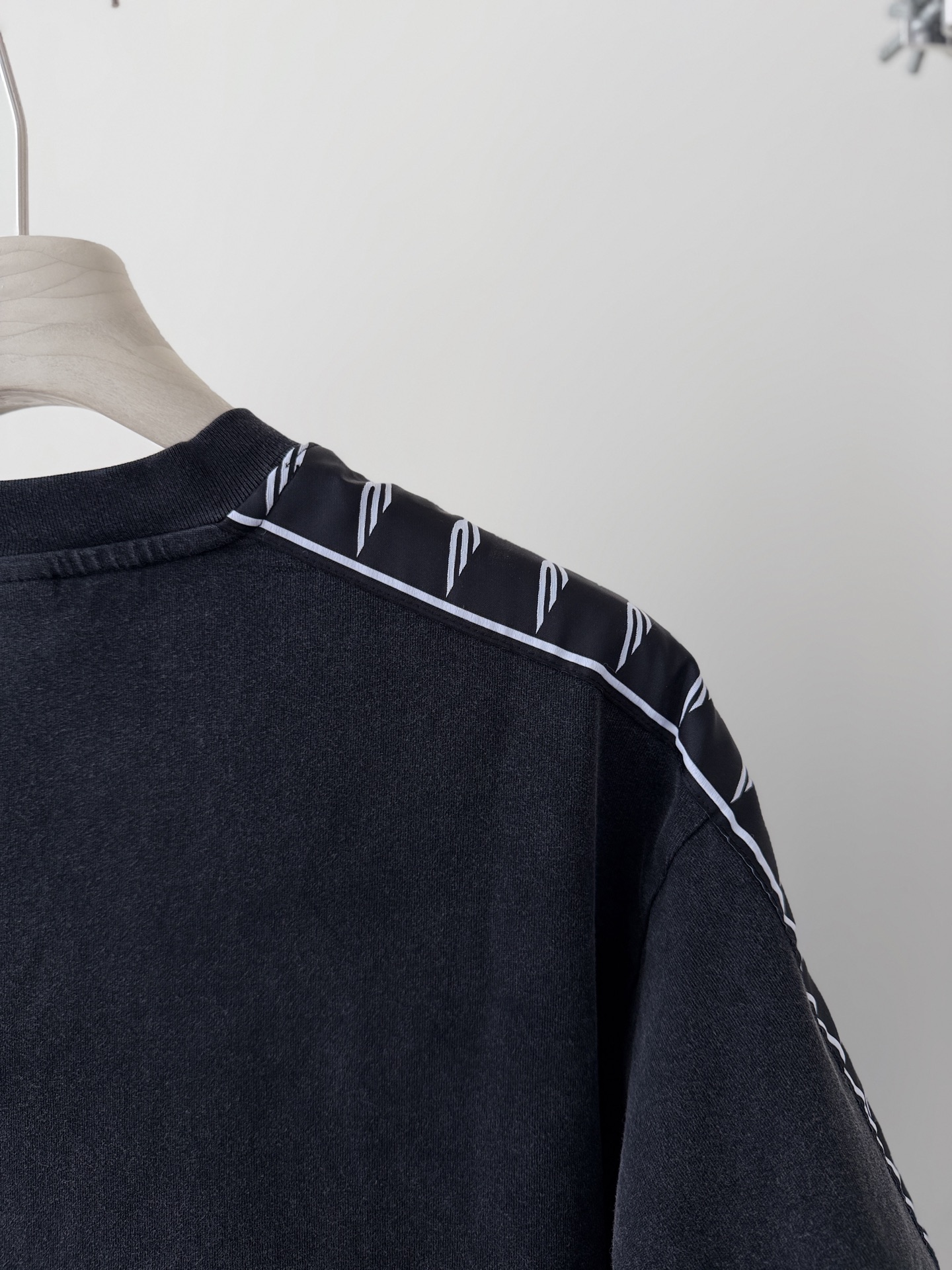 Balenciaga一比一黑色男士短袖T恤條紋袖設計運動簡約款| 12 Balenciaga一比一黑色男士短袖T恤條紋袖設計運動簡約款