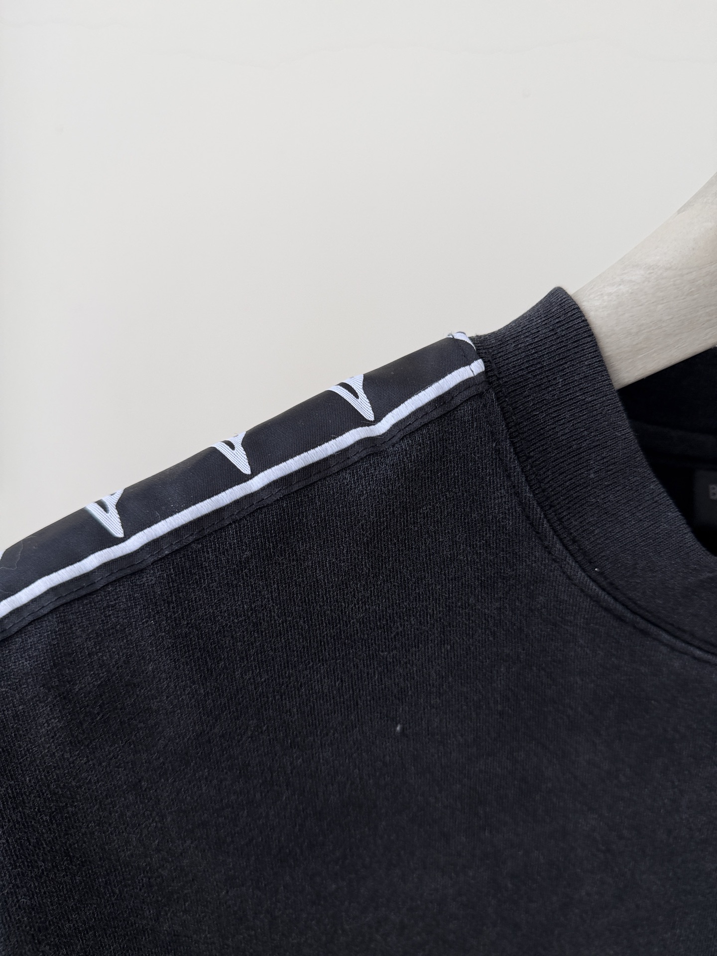 Balenciaga一比一黑色男士短袖T恤條紋袖設計運動簡約款| 11 Balenciaga一比一黑色男士短袖T恤條紋袖設計運動簡約款