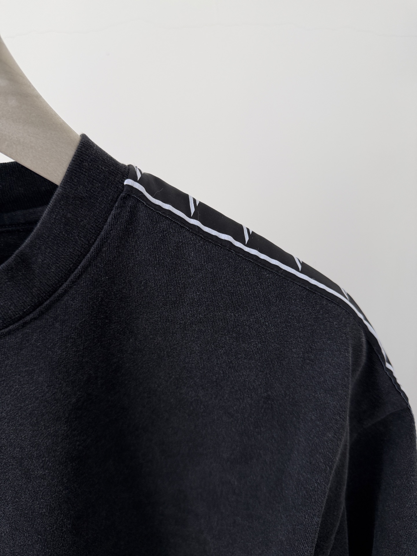 Balenciaga一比一黑色男士短袖T恤條紋袖設計運動簡約款| 10 Balenciaga一比一黑色男士短袖T恤條紋袖設計運動簡約款