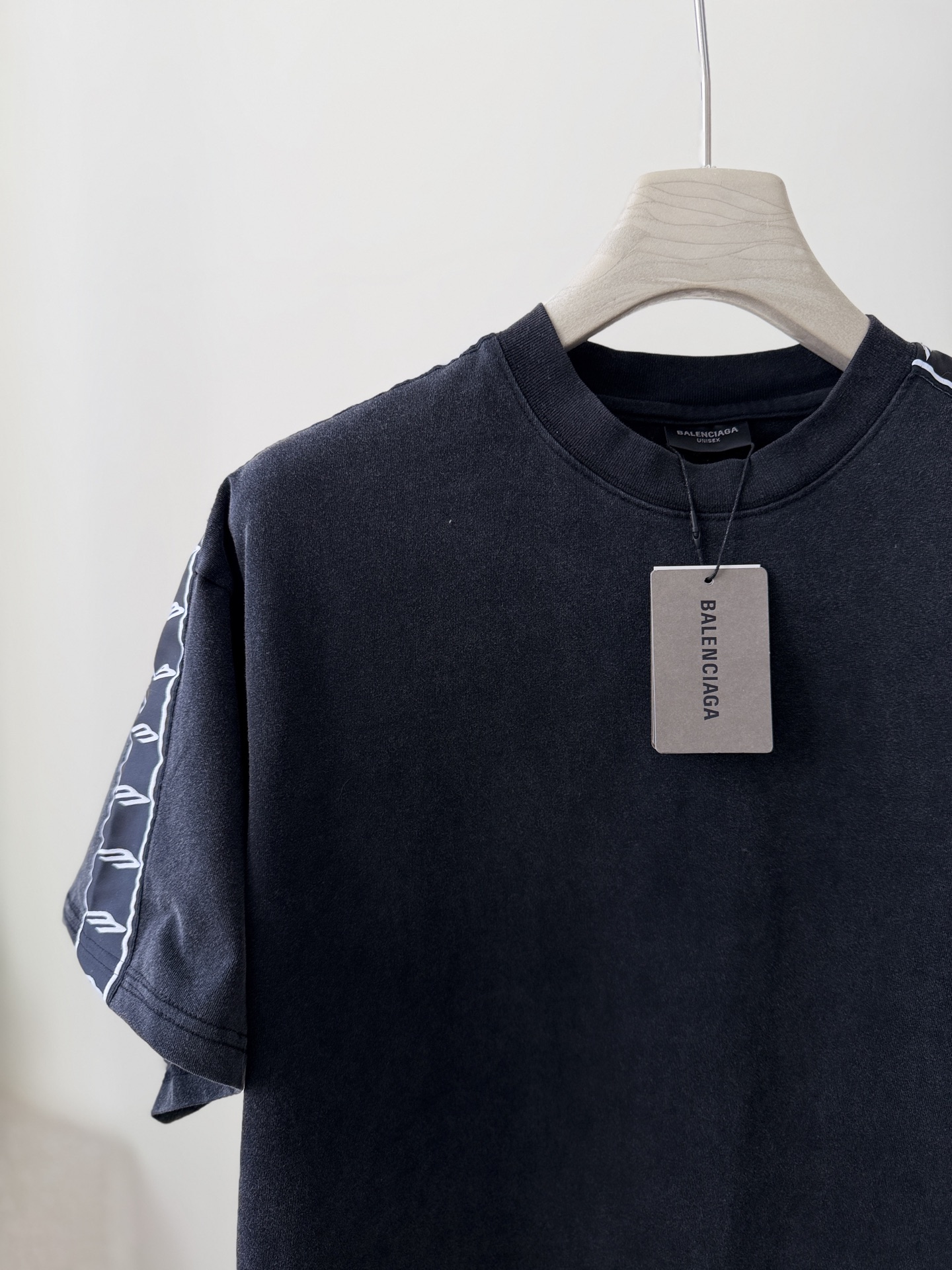 Balenciaga一比一黑色男士短袖T恤條紋袖設計運動簡約款| 9 Balenciaga一比一黑色男士短袖T恤條紋袖設計運動簡約款