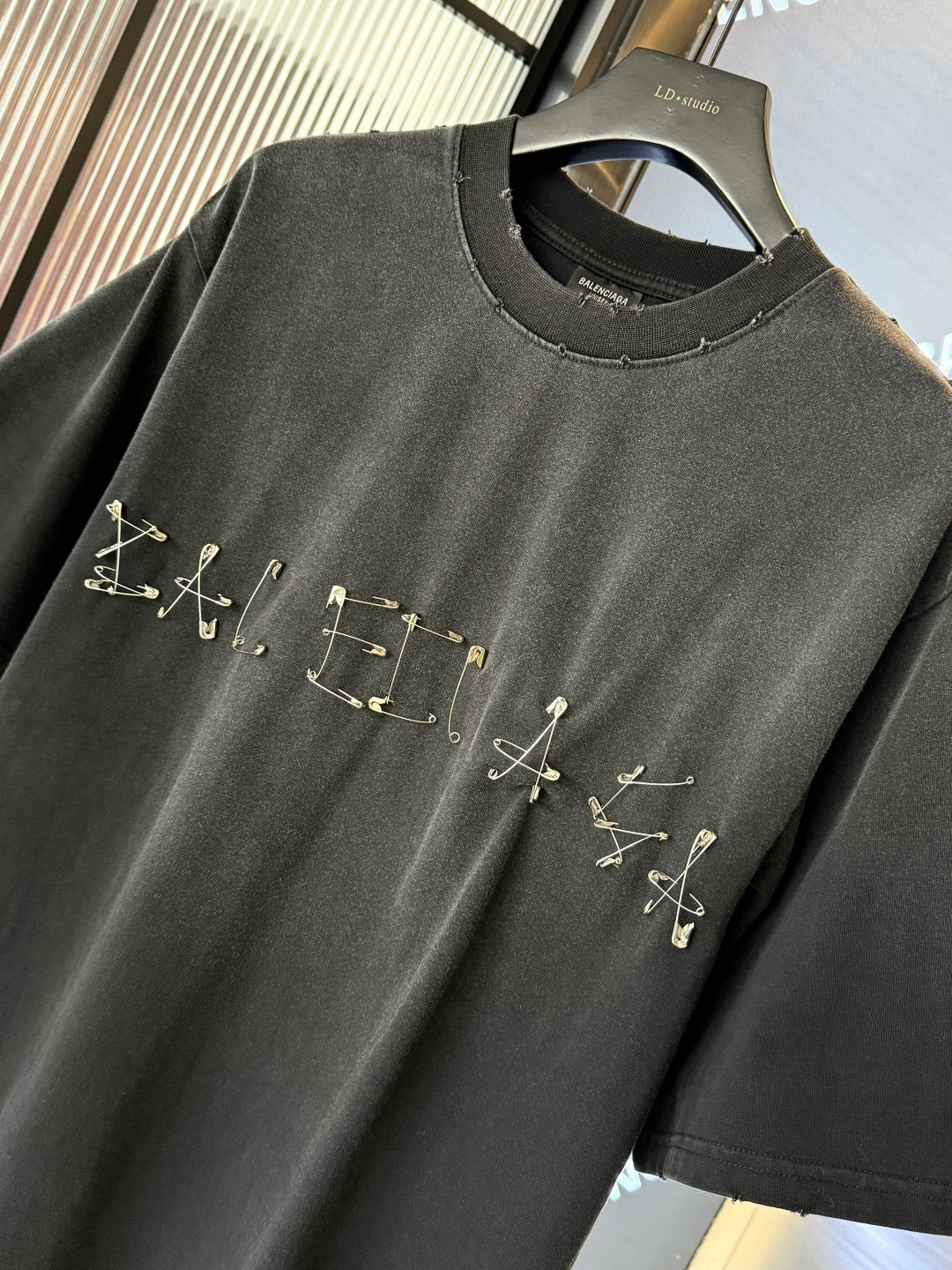 Balenciaga高仿男士短袖T恤安全別針拼字設計潮流款| 13 Balenciaga高仿男士短袖T恤安全別針拼字設計潮流款