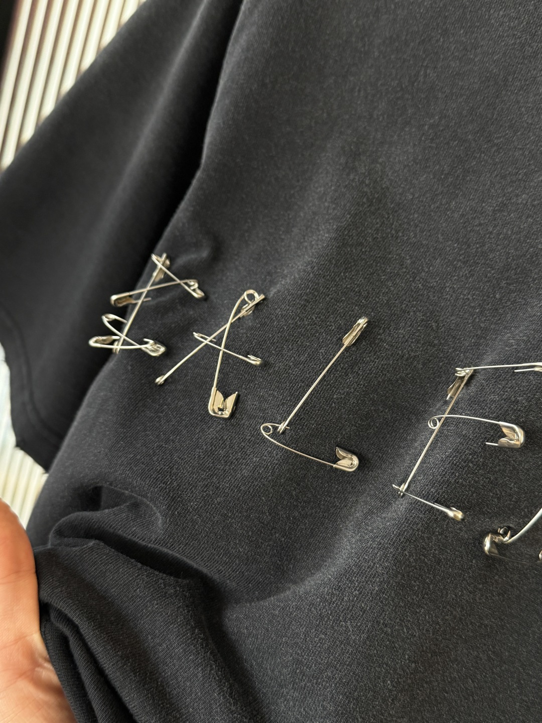 Balenciaga高仿男士短袖T恤安全別針拼字設計潮流款| 12 Balenciaga高仿男士短袖T恤安全別針拼字設計潮流款