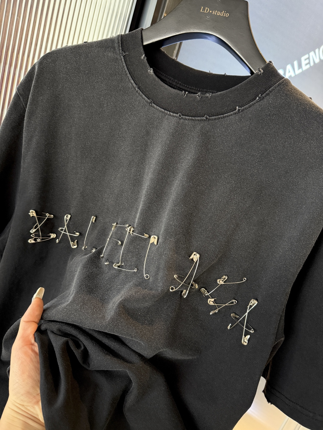 Balenciaga高仿男士短袖T恤安全別針拼字設計潮流款| 11 Balenciaga高仿男士短袖T恤安全別針拼字設計潮流款