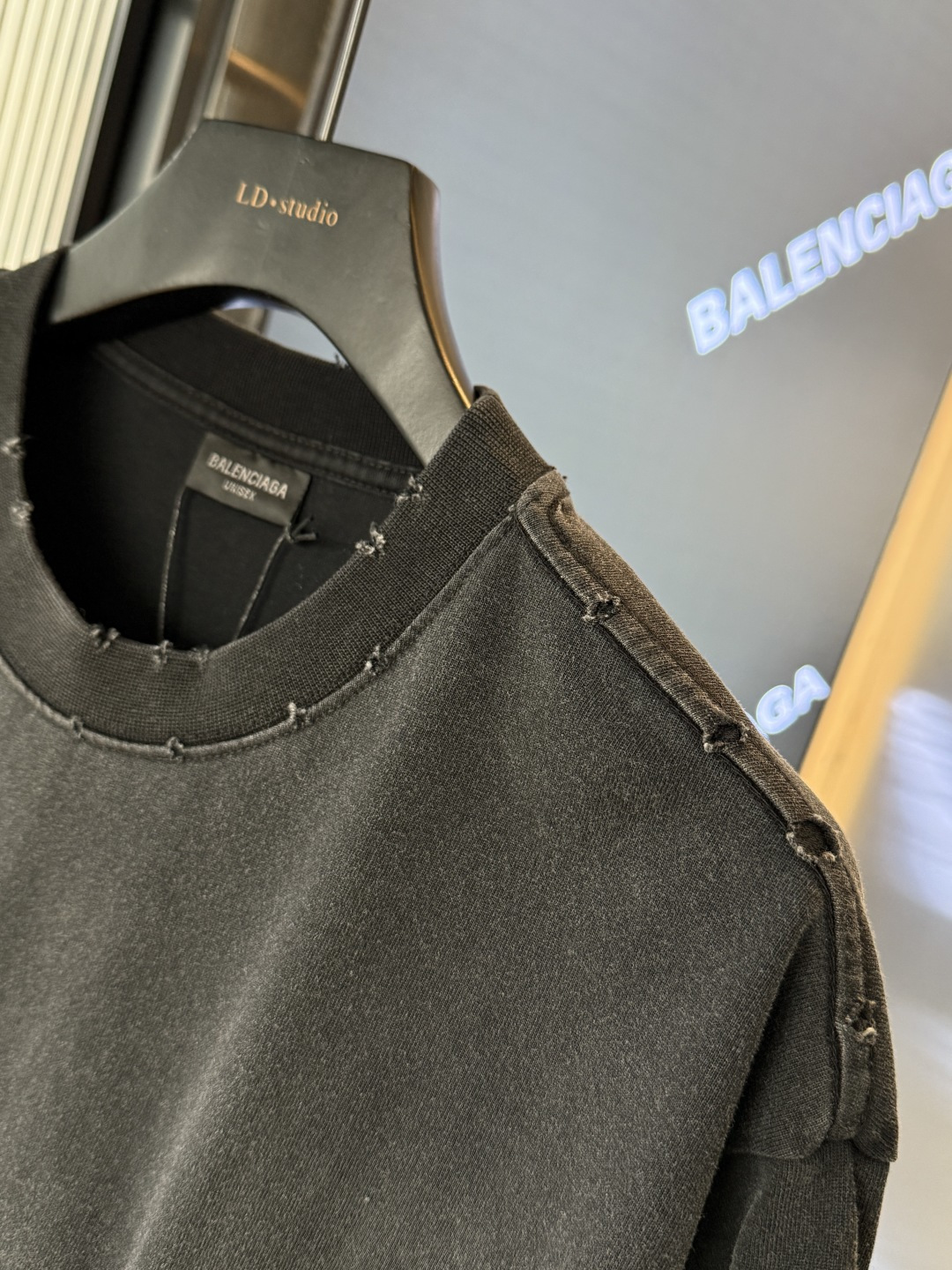 Balenciaga高仿男士短袖T恤安全別針拼字設計潮流款| 9 Balenciaga高仿男士短袖T恤安全別針拼字設計潮流款