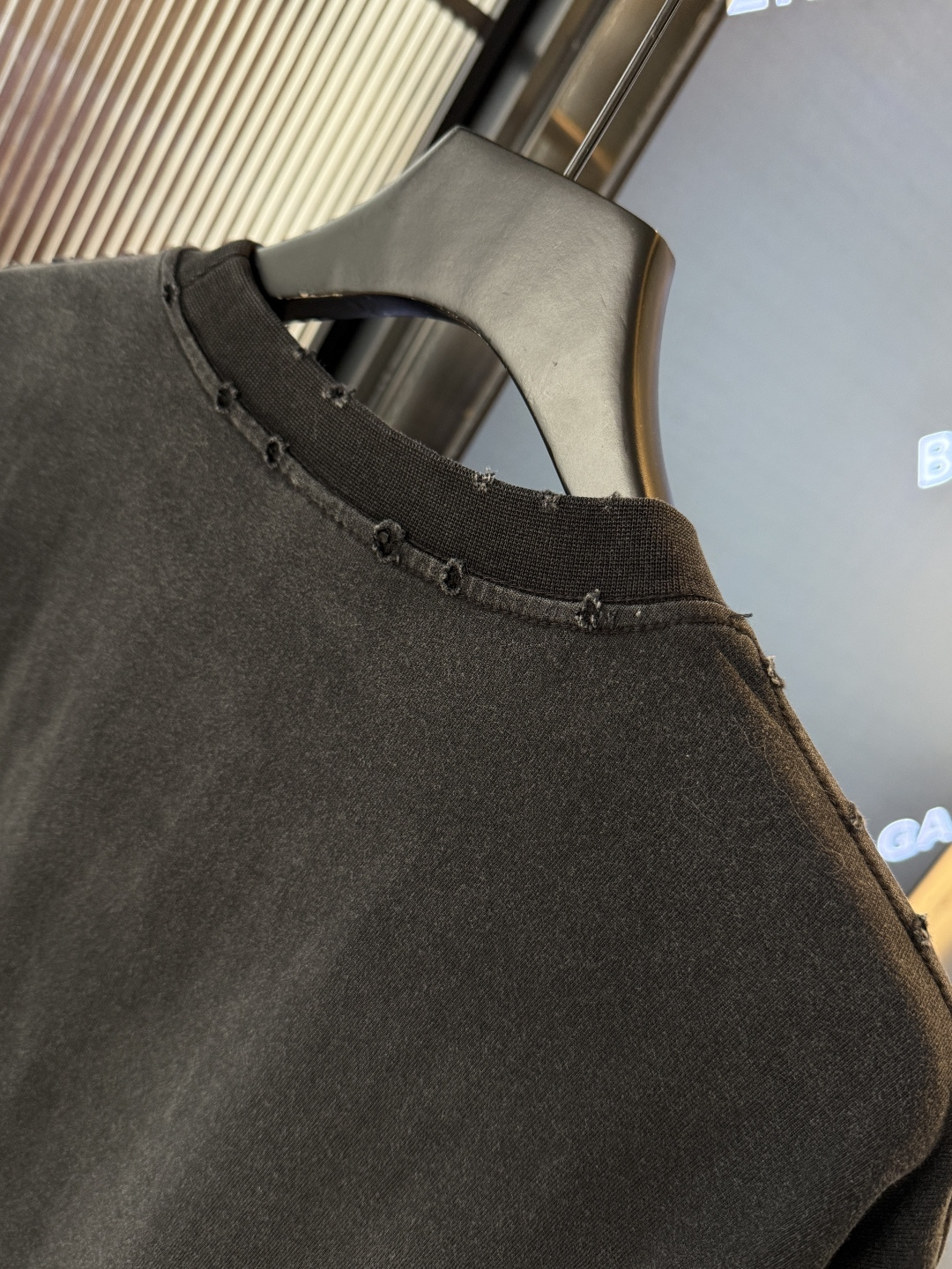 Balenciaga高仿男士短袖T恤安全別針拼字設計潮流款| 7 Balenciaga高仿男士短袖T恤安全別針拼字設計潮流款