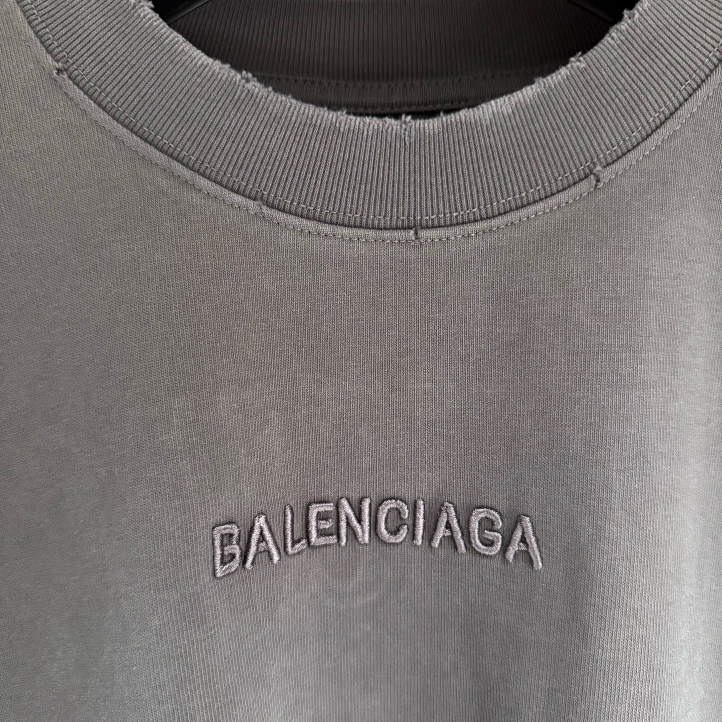 Balenciaga高仿男士長袖T恤水洗灰極簡Logo設計日系風格款| 10 Balenciaga高仿男士長袖T恤水洗灰極簡Logo設計日系風格款