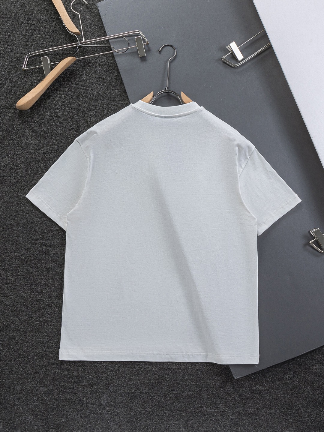 Balenciaga高仿白色短袖T恤Luxury字樣刺繡簡約運動風格| 10 Balenciaga高仿白色短袖T恤Luxury字樣刺繡簡約運動風格
