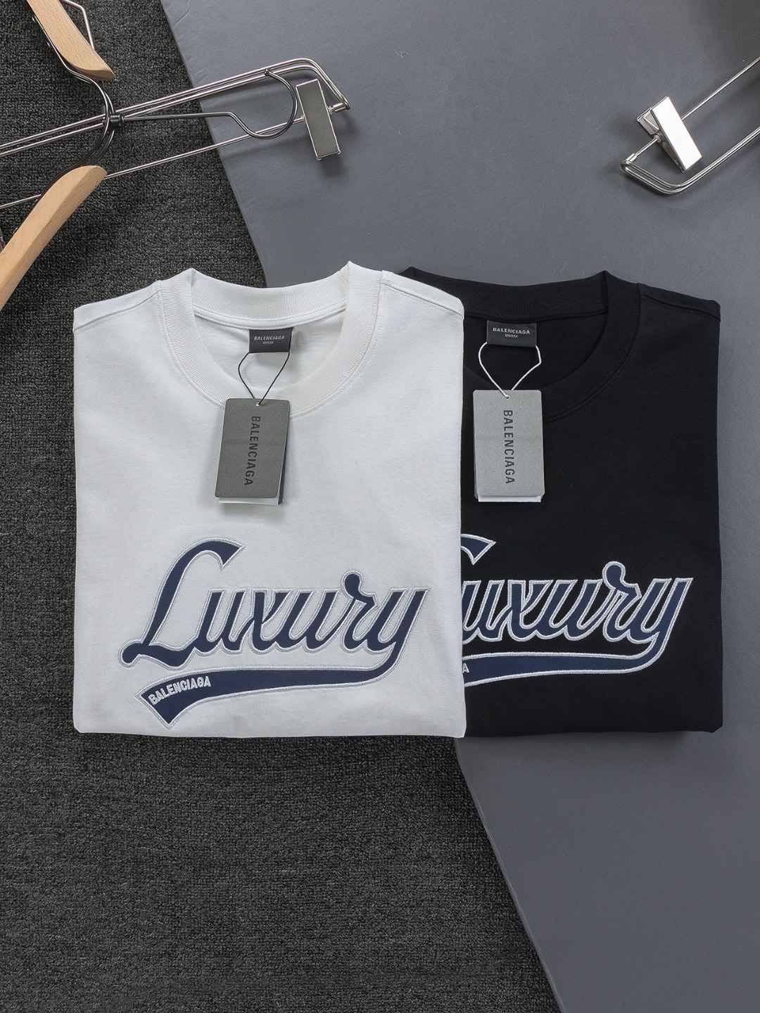 Balenciaga高仿白色短袖T恤Luxury字樣刺繡簡約運動風格| 8 Balenciaga高仿白色短袖T恤Luxury字樣刺繡簡約運動風格
