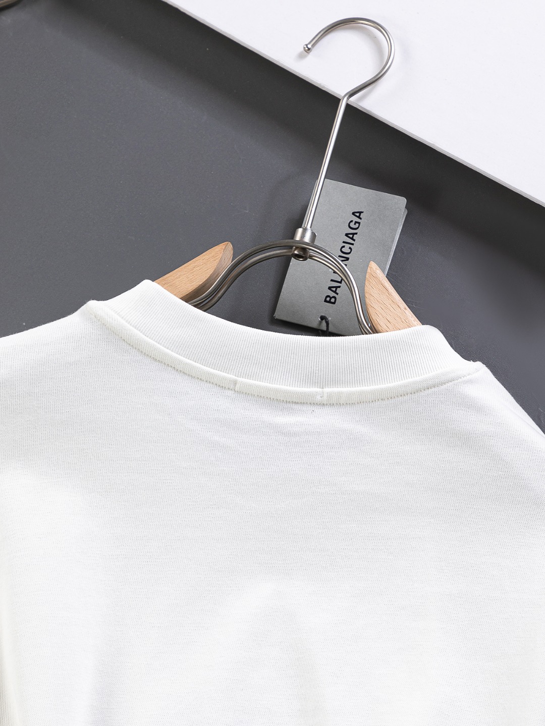 Balenciaga原單白色短袖T恤黑色徽章字樣設計簡約個性風| 11 Balenciaga原單白色短袖T恤黑色徽章字樣設計簡約個性風