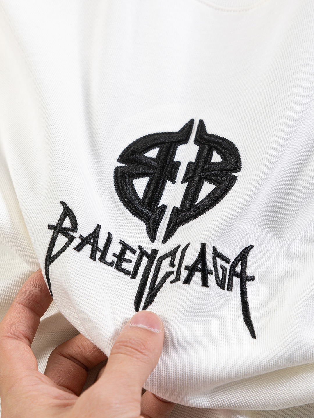 Balenciaga原單白色短袖T恤黑色徽章字樣設計簡約個性風| 10 Balenciaga原單白色短袖T恤黑色徽章字樣設計簡約個性風
