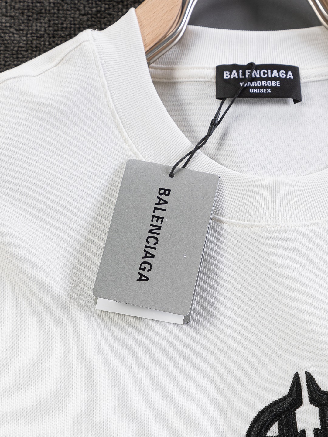 Balenciaga原單白色短袖T恤黑色徽章字樣設計簡約個性風| 8 Balenciaga原單白色短袖T恤黑色徽章字樣設計簡約個性風